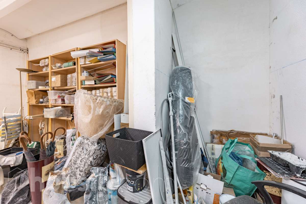 Te presentamos esta acogedora vivienda en planta baja, reformada y diseñada para aprovechar al máximo cada espacio. La vivienda cuenta con 63 m² y ofrece una distribución cómoda y funcional. Su zona principal destaca por un ambiente abierto, luminoso y acogedor, donde la cocina se integra con el salón-comedor, creando un espacio actual y agradable. Dispone además de baño reformado y aire acondicionado, para garantizar un mayor confort durante todo el año. En la parte posterior encontramos uno de los grandes atractivos de esta propiedad: un local de 37 m² con acceso independiente con la posibilidad de comunicarse con la vivienda, haciendo una apertura en la misma, consiguiendo que se amplíe a 100 m2” , un espacio versátil que puede adaptarse a diferentes necesidades y usos, aportando un importante plus de funcionalidad y posibilidades. En conjunto, la propiedad dispone de 100 m²: 63 m² correspondientes a la vivienda y 37 m² correspondientes al local. Situada en Sarrià-Sant Gervasi, en un entorno residencial tranquilo y agradable, con comercios, servicios y transporte público en las proximidades. Una propiedad con personalidad, práctica y versátil, que ofrece mucho más de lo que parece a primera vista y que, gracias a la combinación de vivienda y local independiente, presenta múltiples posibilidades de aprovechamiento. En cumplimiento de la Ley 8/2026 en Cataluña, el certificado de presencia o ausencia de amianto se encuentra en proceso de tramitación.-30