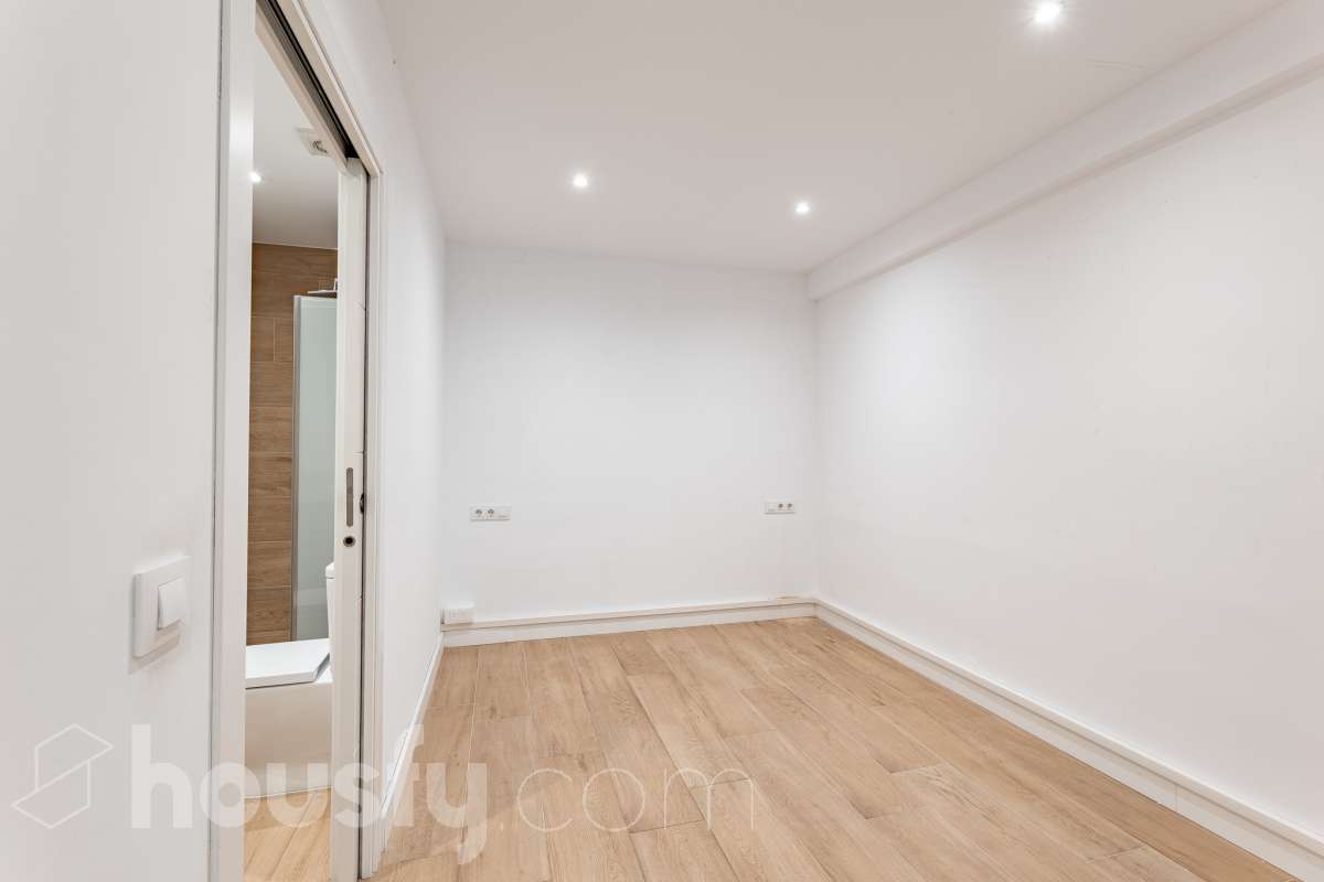 Te presentamos esta acogedora vivienda en planta baja, reformada y diseñada para aprovechar al máximo cada espacio. La vivienda cuenta con 63 m² y ofrece una distribución cómoda y funcional. Su zona principal destaca por un ambiente abierto, luminoso y acogedor, donde la cocina se integra con el salón-comedor, creando un espacio actual y agradable. Dispone además de baño reformado y aire acondicionado, para garantizar un mayor confort durante todo el año. En la parte posterior encontramos uno de los grandes atractivos de esta propiedad: un local de 37 m² con acceso independiente con la posibilidad de comunicarse con la vivienda, haciendo una apertura en la misma, consiguiendo que se amplíe a 100 m2” , un espacio versátil que puede adaptarse a diferentes necesidades y usos, aportando un importante plus de funcionalidad y posibilidades. En conjunto, la propiedad dispone de 100 m²: 63 m² correspondientes a la vivienda y 37 m² correspondientes al local. Situada en Sarrià-Sant Gervasi, en un entorno residencial tranquilo y agradable, con comercios, servicios y transporte público en las proximidades. Una propiedad con personalidad, práctica y versátil, que ofrece mucho más de lo que parece a primera vista y que, gracias a la combinación de vivienda y local independiente, presenta múltiples posibilidades de aprovechamiento. En cumplimiento de la Ley 8/2026 en Cataluña, el certificado de presencia o ausencia de amianto se encuentra en proceso de tramitación.-9