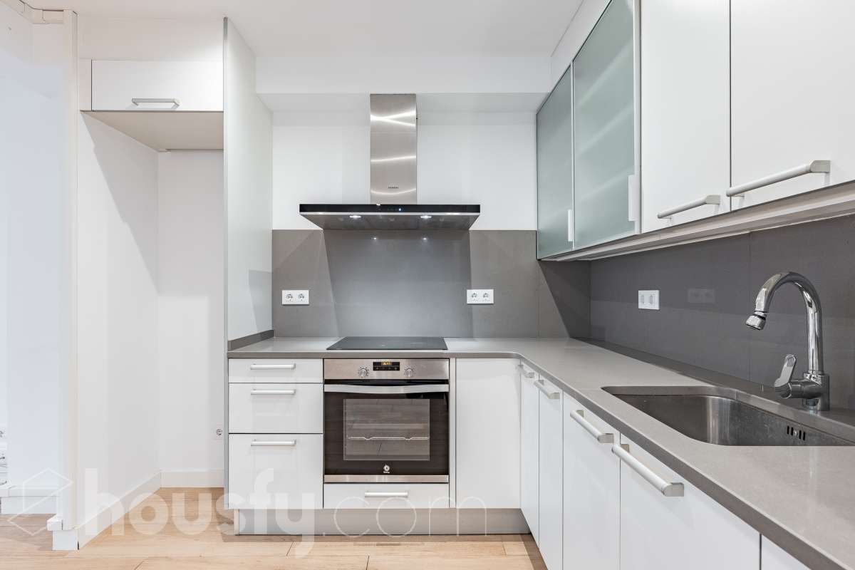 Te presentamos esta acogedora vivienda en planta baja, reformada y diseñada para aprovechar al máximo cada espacio. La vivienda cuenta con 63 m² y ofrece una distribución cómoda y funcional. Su zona principal destaca por un ambiente abierto, luminoso y acogedor, donde la cocina se integra con el salón-comedor, creando un espacio actual y agradable. Dispone además de baño reformado y aire acondicionado, para garantizar un mayor confort durante todo el año. En la parte posterior encontramos uno de los grandes atractivos de esta propiedad: un local de 37 m² con acceso independiente con la posibilidad de comunicarse con la vivienda, haciendo una apertura en la misma, consiguiendo que se amplíe a 100 m2” , un espacio versátil que puede adaptarse a diferentes necesidades y usos, aportando un importante plus de funcionalidad y posibilidades. En conjunto, la propiedad dispone de 100 m²: 63 m² correspondientes a la vivienda y 37 m² correspondientes al local. Situada en Sarrià-Sant Gervasi, en un entorno residencial tranquilo y agradable, con comercios, servicios y transporte público en las proximidades. Una propiedad con personalidad, práctica y versátil, que ofrece mucho más de lo que parece a primera vista y que, gracias a la combinación de vivienda y local independiente, presenta múltiples posibilidades de aprovechamiento. En cumplimiento de la Ley 8/2026 en Cataluña, el certificado de presencia o ausencia de amianto se encuentra en proceso de tramitación.-14