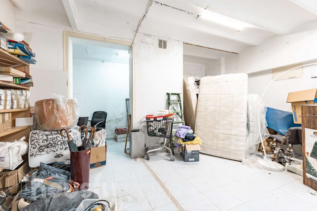 Te presentamos esta acogedora vivienda en planta baja, reformada y diseñada para aprovechar al máximo cada espacio. La vivienda cuenta con 63 m² y ofrece una distribución cómoda y funcional. Su zona principal destaca por un ambiente abierto, luminoso y acogedor, donde la cocina se integra con el salón-comedor, creando un espacio actual y agradable. Dispone además de baño reformado y aire acondicionado, para garantizar un mayor confort durante todo el año. En la parte posterior encontramos uno de los grandes atractivos de esta propiedad: un local de 37 m² con acceso independiente con la posibilidad de comunicarse con la vivienda, haciendo una apertura en la misma, consiguiendo que se amplíe a 100 m2” , un espacio versátil que puede adaptarse a diferentes necesidades y usos, aportando un importante plus de funcionalidad y posibilidades. En conjunto, la propiedad dispone de 100 m²: 63 m² correspondientes a la vivienda y 37 m² correspondientes al local. Situada en Sarrià-Sant Gervasi, en un entorno residencial tranquilo y agradable, con comercios, servicios y transporte público en las proximidades. Una propiedad con personalidad, práctica y versátil, que ofrece mucho más de lo que parece a primera vista y que, gracias a la combinación de vivienda y local independiente, presenta múltiples posibilidades de aprovechamiento. En cumplimiento de la Ley 8/2026 en Cataluña, el certificado de presencia o ausencia de amianto se encuentra en proceso de tramitación.-28