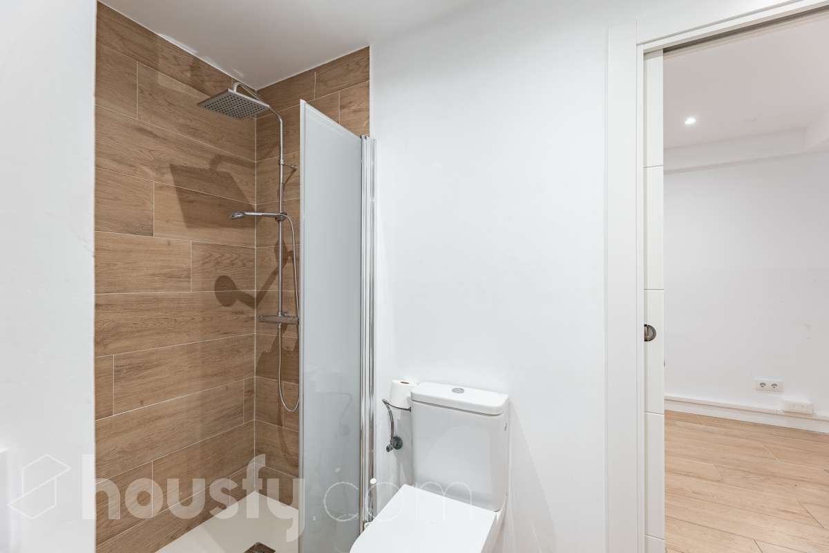 Te presentamos esta acogedora vivienda en planta baja, reformada y diseñada para aprovechar al máximo cada espacio. La vivienda cuenta con 63 m² y ofrece una distribución cómoda y funcional. Su zona principal destaca por un ambiente abierto, luminoso y acogedor, donde la cocina se integra con el salón-comedor, creando un espacio actual y agradable. Dispone además de baño reformado y aire acondicionado, para garantizar un mayor confort durante todo el año. En la parte posterior encontramos uno de los grandes atractivos de esta propiedad: un local de 37 m² con acceso independiente con la posibilidad de comunicarse con la vivienda, haciendo una apertura en la misma, consiguiendo que se amplíe a 100 m2” , un espacio versátil que puede adaptarse a diferentes necesidades y usos, aportando un importante plus de funcionalidad y posibilidades. En conjunto, la propiedad dispone de 100 m²: 63 m² correspondientes a la vivienda y 37 m² correspondientes al local. Situada en Sarrià-Sant Gervasi, en un entorno residencial tranquilo y agradable, con comercios, servicios y transporte público en las proximidades. Una propiedad con personalidad, práctica y versátil, que ofrece mucho más de lo que parece a primera vista y que, gracias a la combinación de vivienda y local independiente, presenta múltiples posibilidades de aprovechamiento. En cumplimiento de la Ley 8/2026 en Cataluña, el certificado de presencia o ausencia de amianto se encuentra en proceso de tramitación.-23