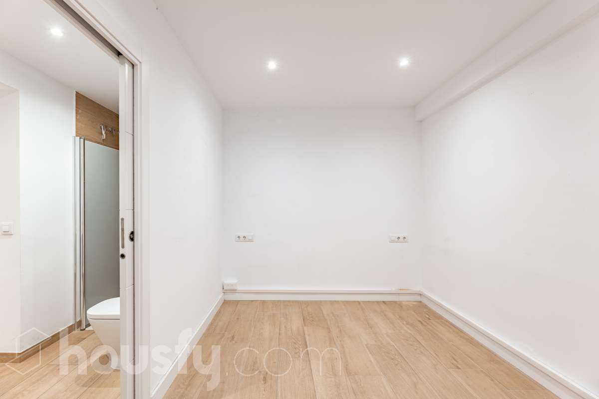 Te presentamos esta acogedora vivienda en planta baja, reformada y diseñada para aprovechar al máximo cada espacio. La vivienda cuenta con 63 m² y ofrece una distribución cómoda y funcional. Su zona principal destaca por un ambiente abierto, luminoso y acogedor, donde la cocina se integra con el salón-comedor, creando un espacio actual y agradable. Dispone además de baño reformado y aire acondicionado, para garantizar un mayor confort durante todo el año. En la parte posterior encontramos uno de los grandes atractivos de esta propiedad: un local de 37 m² con acceso independiente con la posibilidad de comunicarse con la vivienda, haciendo una apertura en la misma, consiguiendo que se amplíe a 100 m2” , un espacio versátil que puede adaptarse a diferentes necesidades y usos, aportando un importante plus de funcionalidad y posibilidades. En conjunto, la propiedad dispone de 100 m²: 63 m² correspondientes a la vivienda y 37 m² correspondientes al local. Situada en Sarrià-Sant Gervasi, en un entorno residencial tranquilo y agradable, con comercios, servicios y transporte público en las proximidades. Una propiedad con personalidad, práctica y versátil, que ofrece mucho más de lo que parece a primera vista y que, gracias a la combinación de vivienda y local independiente, presenta múltiples posibilidades de aprovechamiento. En cumplimiento de la Ley 8/2026 en Cataluña, el certificado de presencia o ausencia de amianto se encuentra en proceso de tramitación.-10