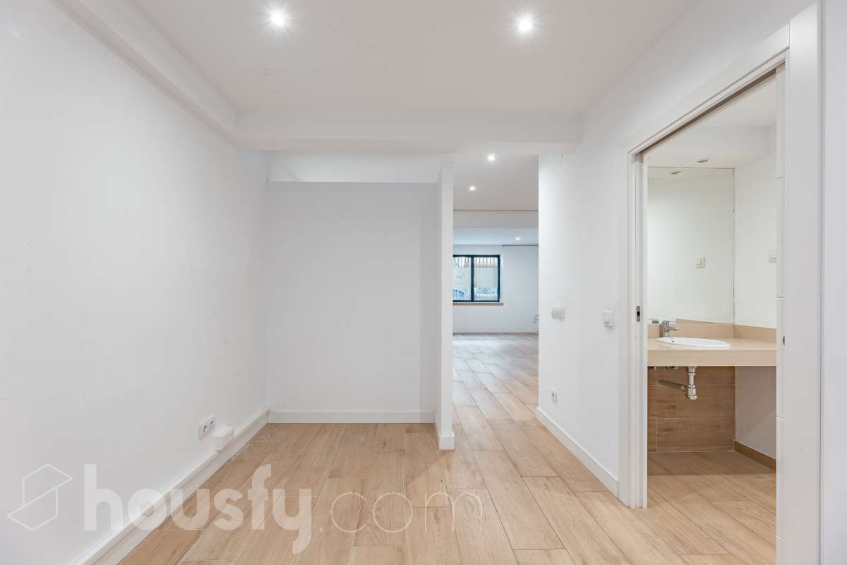 Te presentamos esta acogedora vivienda en planta baja, reformada y diseñada para aprovechar al máximo cada espacio. La vivienda cuenta con 63 m² y ofrece una distribución cómoda y funcional. Su zona principal destaca por un ambiente abierto, luminoso y acogedor, donde la cocina se integra con el salón-comedor, creando un espacio actual y agradable. Dispone además de baño reformado y aire acondicionado, para garantizar un mayor confort durante todo el año. En la parte posterior encontramos uno de los grandes atractivos de esta propiedad: un local de 37 m² con acceso independiente con la posibilidad de comunicarse con la vivienda, haciendo una apertura en la misma, consiguiendo que se amplíe a 100 m2” , un espacio versátil que puede adaptarse a diferentes necesidades y usos, aportando un importante plus de funcionalidad y posibilidades. En conjunto, la propiedad dispone de 100 m²: 63 m² correspondientes a la vivienda y 37 m² correspondientes al local. Situada en Sarrià-Sant Gervasi, en un entorno residencial tranquilo y agradable, con comercios, servicios y transporte público en las proximidades. Una propiedad con personalidad, práctica y versátil, que ofrece mucho más de lo que parece a primera vista y que, gracias a la combinación de vivienda y local independiente, presenta múltiples posibilidades de aprovechamiento. En cumplimiento de la Ley 8/2026 en Cataluña, el certificado de presencia o ausencia de amianto se encuentra en proceso de tramitación.-12