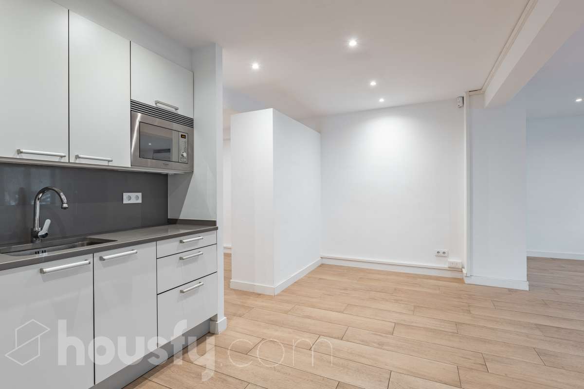 Te presentamos esta acogedora vivienda en planta baja, reformada y diseñada para aprovechar al máximo cada espacio. La vivienda cuenta con 63 m² y ofrece una distribución cómoda y funcional. Su zona principal destaca por un ambiente abierto, luminoso y acogedor, donde la cocina se integra con el salón-comedor, creando un espacio actual y agradable. Dispone además de baño reformado y aire acondicionado, para garantizar un mayor confort durante todo el año. En la parte posterior encontramos uno de los grandes atractivos de esta propiedad: un local de 37 m² con acceso independiente con la posibilidad de comunicarse con la vivienda, haciendo una apertura en la misma, consiguiendo que se amplíe a 100 m2” , un espacio versátil que puede adaptarse a diferentes necesidades y usos, aportando un importante plus de funcionalidad y posibilidades. En conjunto, la propiedad dispone de 100 m²: 63 m² correspondientes a la vivienda y 37 m² correspondientes al local. Situada en Sarrià-Sant Gervasi, en un entorno residencial tranquilo y agradable, con comercios, servicios y transporte público en las proximidades. Una propiedad con personalidad, práctica y versátil, que ofrece mucho más de lo que parece a primera vista y que, gracias a la combinación de vivienda y local independiente, presenta múltiples posibilidades de aprovechamiento. En cumplimiento de la Ley 8/2026 en Cataluña, el certificado de presencia o ausencia de amianto se encuentra en proceso de tramitación.-16