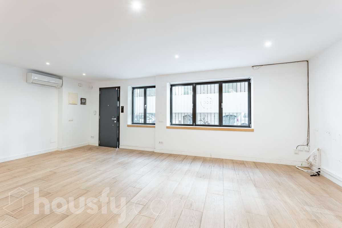 Te presentamos esta acogedora vivienda en planta baja, reformada y diseñada para aprovechar al máximo cada espacio. La vivienda cuenta con 63 m² y ofrece una distribución cómoda y funcional. Su zona principal destaca por un ambiente abierto, luminoso y acogedor, donde la cocina se integra con el salón-comedor, creando un espacio actual y agradable. Dispone además de baño reformado y aire acondicionado, para garantizar un mayor confort durante todo el año. En la parte posterior encontramos uno de los grandes atractivos de esta propiedad: un local de 37 m² con acceso independiente con la posibilidad de comunicarse con la vivienda, haciendo una apertura en la misma, consiguiendo que se amplíe a 100 m2” , un espacio versátil que puede adaptarse a diferentes necesidades y usos, aportando un importante plus de funcionalidad y posibilidades. En conjunto, la propiedad dispone de 100 m²: 63 m² correspondientes a la vivienda y 37 m² correspondientes al local. Situada en Sarrià-Sant Gervasi, en un entorno residencial tranquilo y agradable, con comercios, servicios y transporte público en las proximidades. Una propiedad con personalidad, práctica y versátil, que ofrece mucho más de lo que parece a primera vista y que, gracias a la combinación de vivienda y local independiente, presenta múltiples posibilidades de aprovechamiento. En cumplimiento de la Ley 8/2026 en Cataluña, el certificado de presencia o ausencia de amianto se encuentra en proceso de tramitación.-3