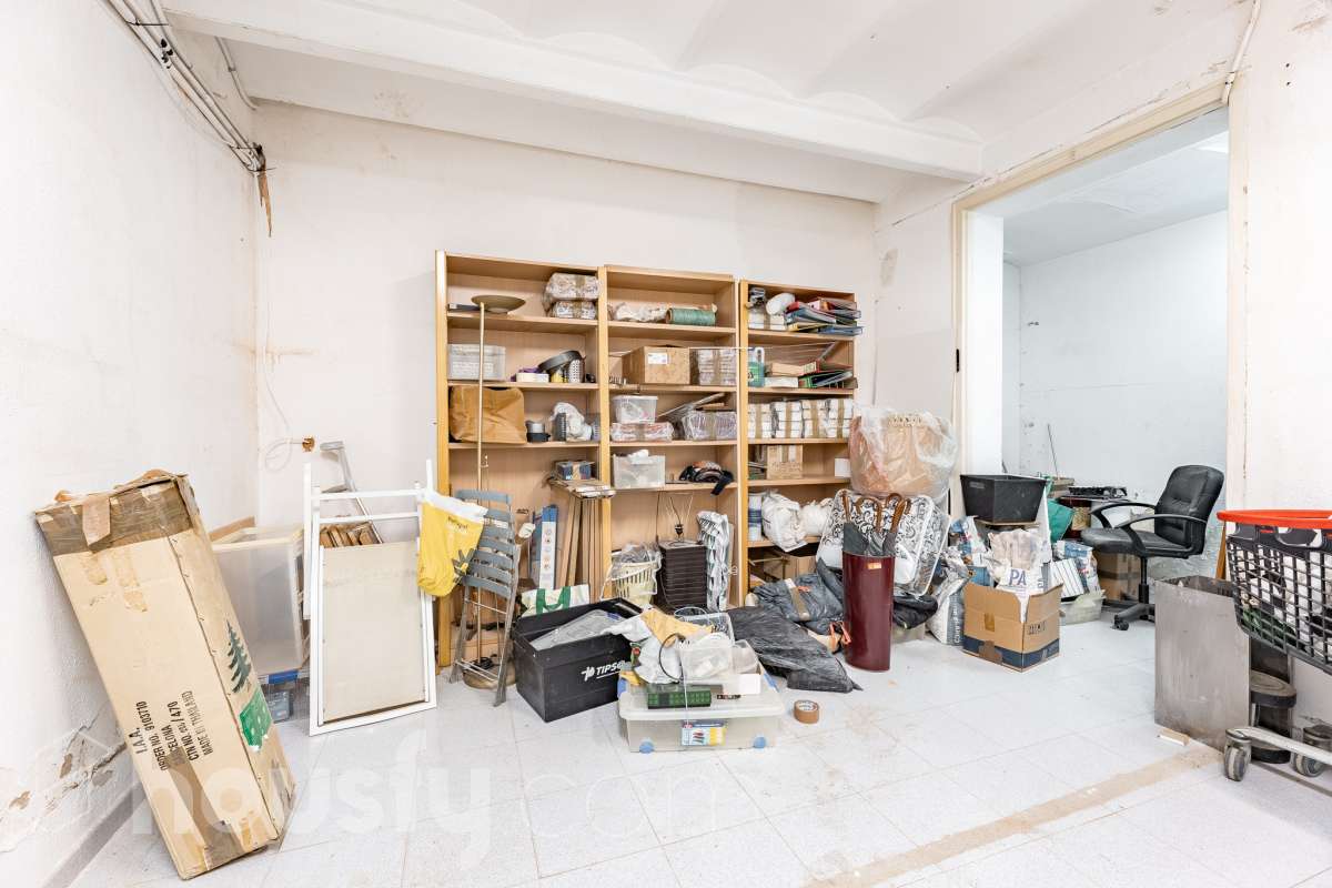 Te presentamos esta acogedora vivienda en planta baja, reformada y diseñada para aprovechar al máximo cada espacio. La vivienda cuenta con 63 m² y ofrece una distribución cómoda y funcional. Su zona principal destaca por un ambiente abierto, luminoso y acogedor, donde la cocina se integra con el salón-comedor, creando un espacio actual y agradable. Dispone además de baño reformado y aire acondicionado, para garantizar un mayor confort durante todo el año. En la parte posterior encontramos uno de los grandes atractivos de esta propiedad: un local de 37 m² con acceso independiente con la posibilidad de comunicarse con la vivienda, haciendo una apertura en la misma, consiguiendo que se amplíe a 100 m2” , un espacio versátil que puede adaptarse a diferentes necesidades y usos, aportando un importante plus de funcionalidad y posibilidades. En conjunto, la propiedad dispone de 100 m²: 63 m² correspondientes a la vivienda y 37 m² correspondientes al local. Situada en Sarrià-Sant Gervasi, en un entorno residencial tranquilo y agradable, con comercios, servicios y transporte público en las proximidades. Una propiedad con personalidad, práctica y versátil, que ofrece mucho más de lo que parece a primera vista y que, gracias a la combinación de vivienda y local independiente, presenta múltiples posibilidades de aprovechamiento. En cumplimiento de la Ley 8/2026 en Cataluña, el certificado de presencia o ausencia de amianto se encuentra en proceso de tramitación.-27