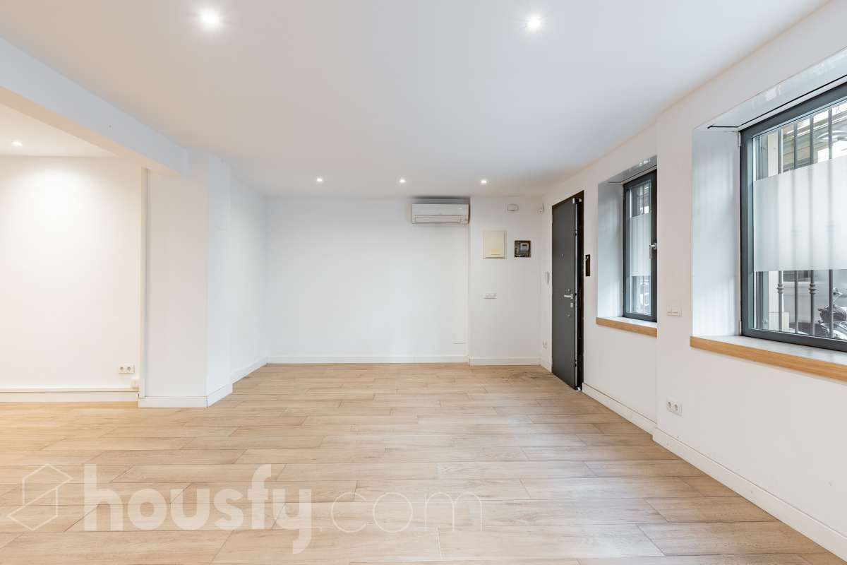 Te presentamos esta acogedora vivienda en planta baja, reformada y diseñada para aprovechar al máximo cada espacio. La vivienda cuenta con 63 m² y ofrece una distribución cómoda y funcional. Su zona principal destaca por un ambiente abierto, luminoso y acogedor, donde la cocina se integra con el salón-comedor, creando un espacio actual y agradable. Dispone además de baño reformado y aire acondicionado, para garantizar un mayor confort durante todo el año. En la parte posterior encontramos uno de los grandes atractivos de esta propiedad: un local de 37 m² con acceso independiente con la posibilidad de comunicarse con la vivienda, haciendo una apertura en la misma, consiguiendo que se amplíe a 100 m2” , un espacio versátil que puede adaptarse a diferentes necesidades y usos, aportando un importante plus de funcionalidad y posibilidades. En conjunto, la propiedad dispone de 100 m²: 63 m² correspondientes a la vivienda y 37 m² correspondientes al local. Situada en Sarrià-Sant Gervasi, en un entorno residencial tranquilo y agradable, con comercios, servicios y transporte público en las proximidades. Una propiedad con personalidad, práctica y versátil, que ofrece mucho más de lo que parece a primera vista y que, gracias a la combinación de vivienda y local independiente, presenta múltiples posibilidades de aprovechamiento. En cumplimiento de la Ley 8/2026 en Cataluña, el certificado de presencia o ausencia de amianto se encuentra en proceso de tramitación.-5