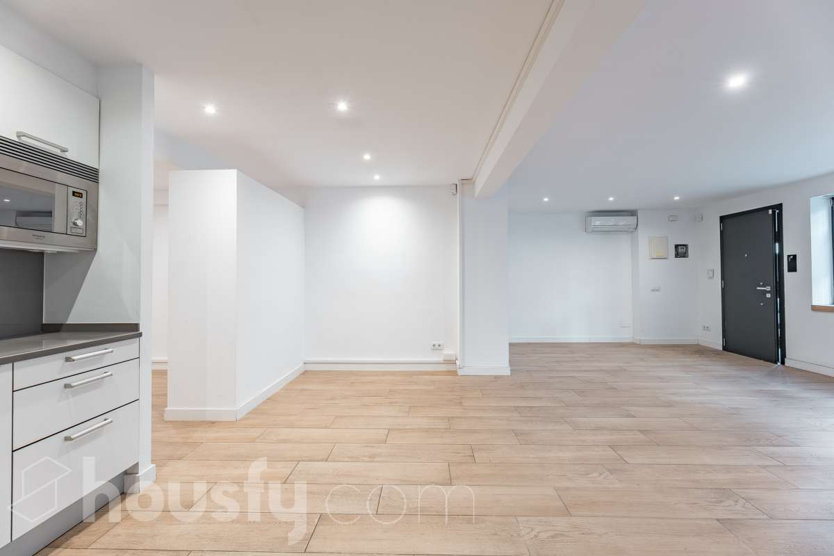 Te presentamos esta acogedora vivienda en planta baja, reformada y diseñada para aprovechar al máximo cada espacio. La vivienda cuenta con 63 m² y ofrece una distribución cómoda y funcional. Su zona principal destaca por un ambiente abierto, luminoso y acogedor, donde la cocina se integra con el salón-comedor, creando un espacio actual y agradable. Dispone además de baño reformado y aire acondicionado, para garantizar un mayor confort durante todo el año. En la parte posterior encontramos uno de los grandes atractivos de esta propiedad: un local de 37 m² con acceso independiente con la posibilidad de comunicarse con la vivienda, haciendo una apertura en la misma, consiguiendo que se amplíe a 100 m2” , un espacio versátil que puede adaptarse a diferentes necesidades y usos, aportando un importante plus de funcionalidad y posibilidades. En conjunto, la propiedad dispone de 100 m²: 63 m² correspondientes a la vivienda y 37 m² correspondientes al local. Situada en Sarrià-Sant Gervasi, en un entorno residencial tranquilo y agradable, con comercios, servicios y transporte público en las proximidades. Una propiedad con personalidad, práctica y versátil, que ofrece mucho más de lo que parece a primera vista y que, gracias a la combinación de vivienda y local independiente, presenta múltiples posibilidades de aprovechamiento. En cumplimiento de la Ley 8/2026 en Cataluña, el certificado de presencia o ausencia de amianto se encuentra en proceso de tramitación.-18