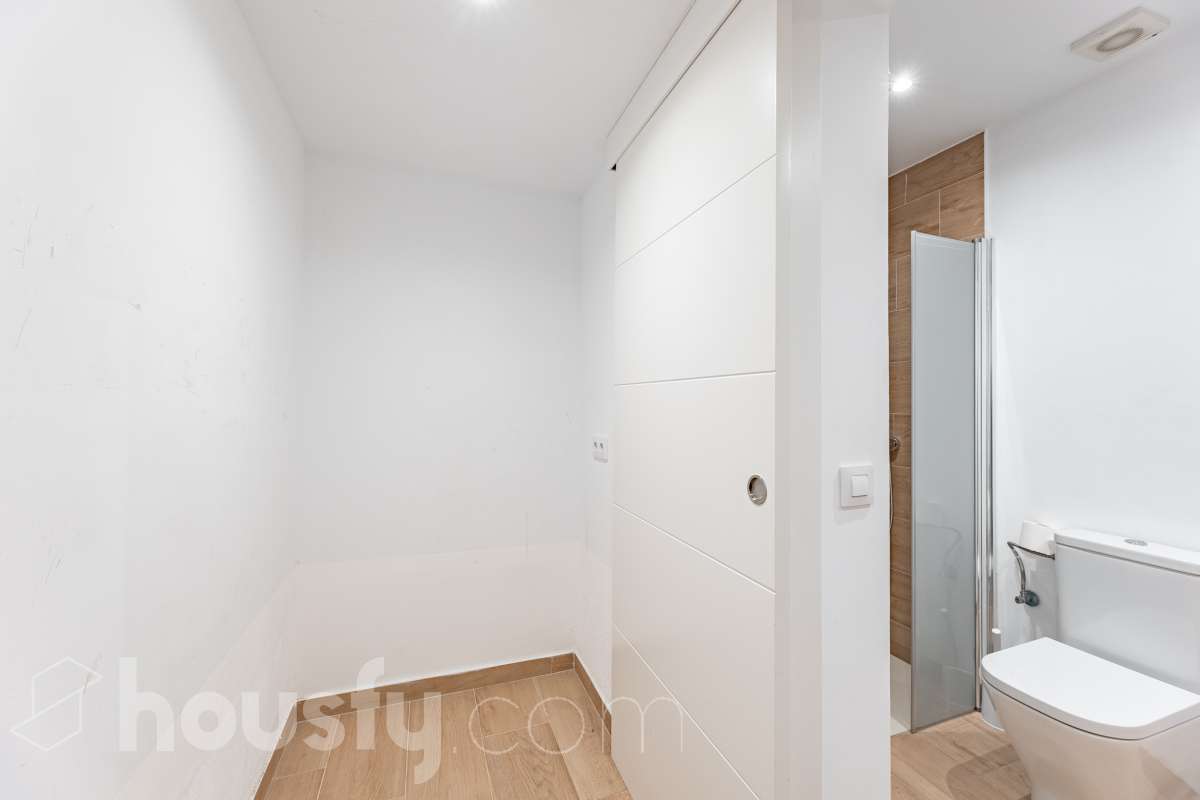 Te presentamos esta acogedora vivienda en planta baja, reformada y diseñada para aprovechar al máximo cada espacio. La vivienda cuenta con 63 m² y ofrece una distribución cómoda y funcional. Su zona principal destaca por un ambiente abierto, luminoso y acogedor, donde la cocina se integra con el salón-comedor, creando un espacio actual y agradable. Dispone además de baño reformado y aire acondicionado, para garantizar un mayor confort durante todo el año. En la parte posterior encontramos uno de los grandes atractivos de esta propiedad: un local de 37 m² con acceso independiente con la posibilidad de comunicarse con la vivienda, haciendo una apertura en la misma, consiguiendo que se amplíe a 100 m2” , un espacio versátil que puede adaptarse a diferentes necesidades y usos, aportando un importante plus de funcionalidad y posibilidades. En conjunto, la propiedad dispone de 100 m²: 63 m² correspondientes a la vivienda y 37 m² correspondientes al local. Situada en Sarrià-Sant Gervasi, en un entorno residencial tranquilo y agradable, con comercios, servicios y transporte público en las proximidades. Una propiedad con personalidad, práctica y versátil, que ofrece mucho más de lo que parece a primera vista y que, gracias a la combinación de vivienda y local independiente, presenta múltiples posibilidades de aprovechamiento. En cumplimiento de la Ley 8/2026 en Cataluña, el certificado de presencia o ausencia de amianto se encuentra en proceso de tramitación.-25