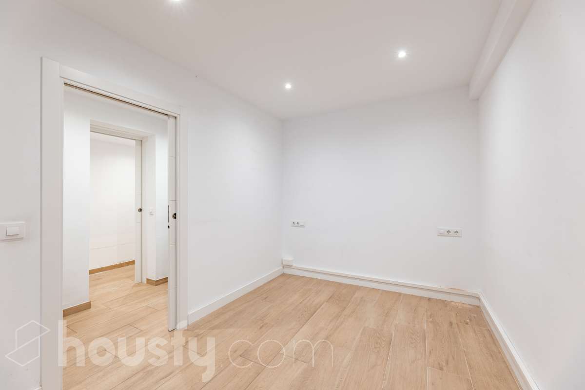 Te presentamos esta acogedora vivienda en planta baja, reformada y diseñada para aprovechar al máximo cada espacio. La vivienda cuenta con 63 m² y ofrece una distribución cómoda y funcional. Su zona principal destaca por un ambiente abierto, luminoso y acogedor, donde la cocina se integra con el salón-comedor, creando un espacio actual y agradable. Dispone además de baño reformado y aire acondicionado, para garantizar un mayor confort durante todo el año. En la parte posterior encontramos uno de los grandes atractivos de esta propiedad: un local de 37 m² con acceso independiente con la posibilidad de comunicarse con la vivienda, haciendo una apertura en la misma, consiguiendo que se amplíe a 100 m2” , un espacio versátil que puede adaptarse a diferentes necesidades y usos, aportando un importante plus de funcionalidad y posibilidades. En conjunto, la propiedad dispone de 100 m²: 63 m² correspondientes a la vivienda y 37 m² correspondientes al local. Situada en Sarrià-Sant Gervasi, en un entorno residencial tranquilo y agradable, con comercios, servicios y transporte público en las proximidades. Una propiedad con personalidad, práctica y versátil, que ofrece mucho más de lo que parece a primera vista y que, gracias a la combinación de vivienda y local independiente, presenta múltiples posibilidades de aprovechamiento. En cumplimiento de la Ley 8/2026 en Cataluña, el certificado de presencia o ausencia de amianto se encuentra en proceso de tramitación.-11