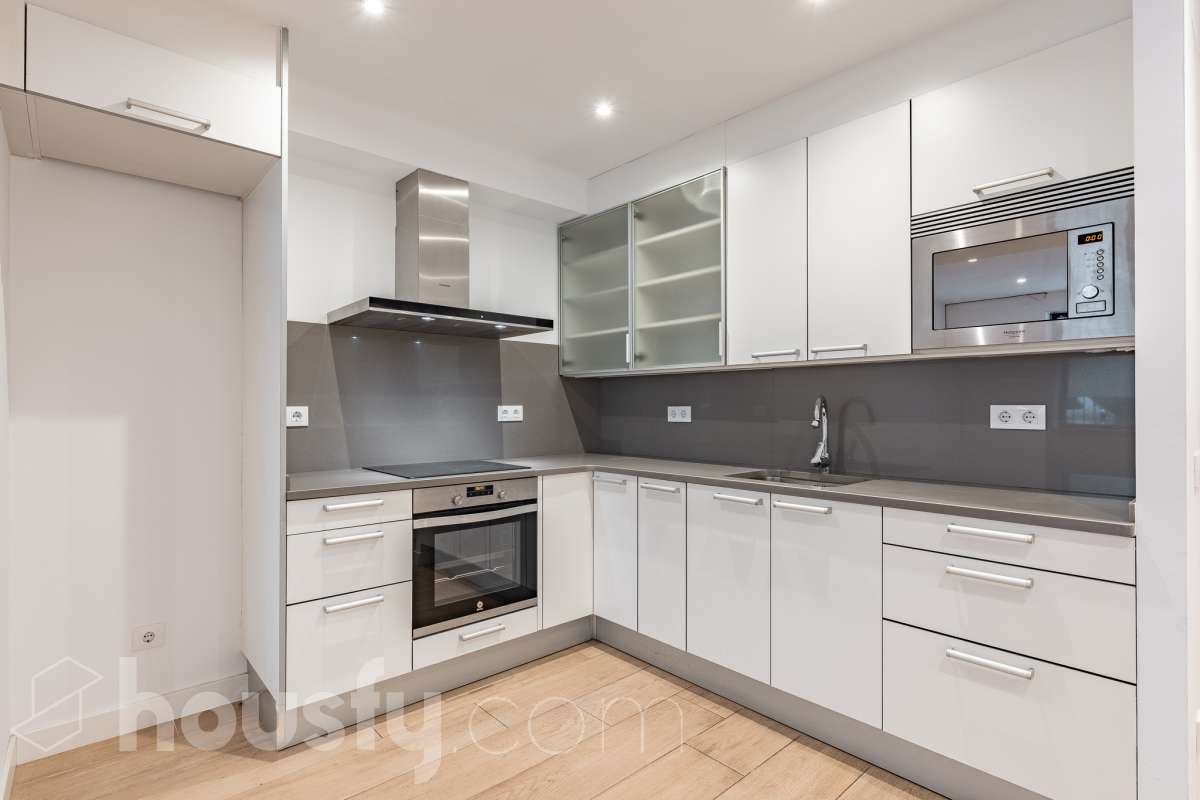 Te presentamos esta acogedora vivienda en planta baja, reformada y diseñada para aprovechar al máximo cada espacio. La vivienda cuenta con 63 m² y ofrece una distribución cómoda y funcional. Su zona principal destaca por un ambiente abierto, luminoso y acogedor, donde la cocina se integra con el salón-comedor, creando un espacio actual y agradable. Dispone además de baño reformado y aire acondicionado, para garantizar un mayor confort durante todo el año. En la parte posterior encontramos uno de los grandes atractivos de esta propiedad: un local de 37 m² con acceso independiente con la posibilidad de comunicarse con la vivienda, haciendo una apertura en la misma, consiguiendo que se amplíe a 100 m2” , un espacio versátil que puede adaptarse a diferentes necesidades y usos, aportando un importante plus de funcionalidad y posibilidades. En conjunto, la propiedad dispone de 100 m²: 63 m² correspondientes a la vivienda y 37 m² correspondientes al local. Situada en Sarrià-Sant Gervasi, en un entorno residencial tranquilo y agradable, con comercios, servicios y transporte público en las proximidades. Una propiedad con personalidad, práctica y versátil, que ofrece mucho más de lo que parece a primera vista y que, gracias a la combinación de vivienda y local independiente, presenta múltiples posibilidades de aprovechamiento. En cumplimiento de la Ley 8/2026 en Cataluña, el certificado de presencia o ausencia de amianto se encuentra en proceso de tramitación.-13