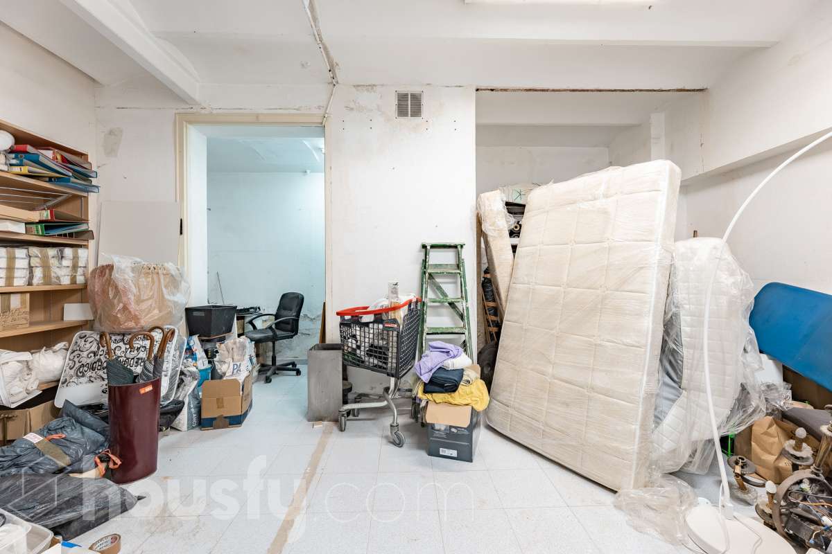 Te presentamos esta acogedora vivienda en planta baja, reformada y diseñada para aprovechar al máximo cada espacio. La vivienda cuenta con 63 m² y ofrece una distribución cómoda y funcional. Su zona principal destaca por un ambiente abierto, luminoso y acogedor, donde la cocina se integra con el salón-comedor, creando un espacio actual y agradable. Dispone además de baño reformado y aire acondicionado, para garantizar un mayor confort durante todo el año. En la parte posterior encontramos uno de los grandes atractivos de esta propiedad: un local de 37 m² con acceso independiente con la posibilidad de comunicarse con la vivienda, haciendo una apertura en la misma, consiguiendo que se amplíe a 100 m2” , un espacio versátil que puede adaptarse a diferentes necesidades y usos, aportando un importante plus de funcionalidad y posibilidades. En conjunto, la propiedad dispone de 100 m²: 63 m² correspondientes a la vivienda y 37 m² correspondientes al local. Situada en Sarrià-Sant Gervasi, en un entorno residencial tranquilo y agradable, con comercios, servicios y transporte público en las proximidades. Una propiedad con personalidad, práctica y versátil, que ofrece mucho más de lo que parece a primera vista y que, gracias a la combinación de vivienda y local independiente, presenta múltiples posibilidades de aprovechamiento. En cumplimiento de la Ley 8/2026 en Cataluña, el certificado de presencia o ausencia de amianto se encuentra en proceso de tramitación.-31