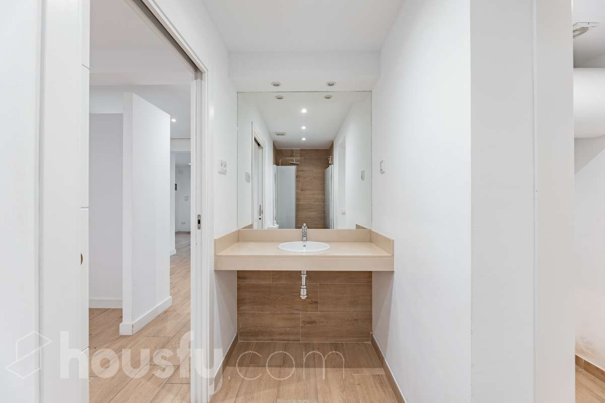 Te presentamos esta acogedora vivienda en planta baja, reformada y diseñada para aprovechar al máximo cada espacio. La vivienda cuenta con 63 m² y ofrece una distribución cómoda y funcional. Su zona principal destaca por un ambiente abierto, luminoso y acogedor, donde la cocina se integra con el salón-comedor, creando un espacio actual y agradable. Dispone además de baño reformado y aire acondicionado, para garantizar un mayor confort durante todo el año. En la parte posterior encontramos uno de los grandes atractivos de esta propiedad: un local de 37 m² con acceso independiente con la posibilidad de comunicarse con la vivienda, haciendo una apertura en la misma, consiguiendo que se amplíe a 100 m2” , un espacio versátil que puede adaptarse a diferentes necesidades y usos, aportando un importante plus de funcionalidad y posibilidades. En conjunto, la propiedad dispone de 100 m²: 63 m² correspondientes a la vivienda y 37 m² correspondientes al local. Situada en Sarrià-Sant Gervasi, en un entorno residencial tranquilo y agradable, con comercios, servicios y transporte público en las proximidades. Una propiedad con personalidad, práctica y versátil, que ofrece mucho más de lo que parece a primera vista y que, gracias a la combinación de vivienda y local independiente, presenta múltiples posibilidades de aprovechamiento. En cumplimiento de la Ley 8/2026 en Cataluña, el certificado de presencia o ausencia de amianto se encuentra en proceso de tramitación.-19