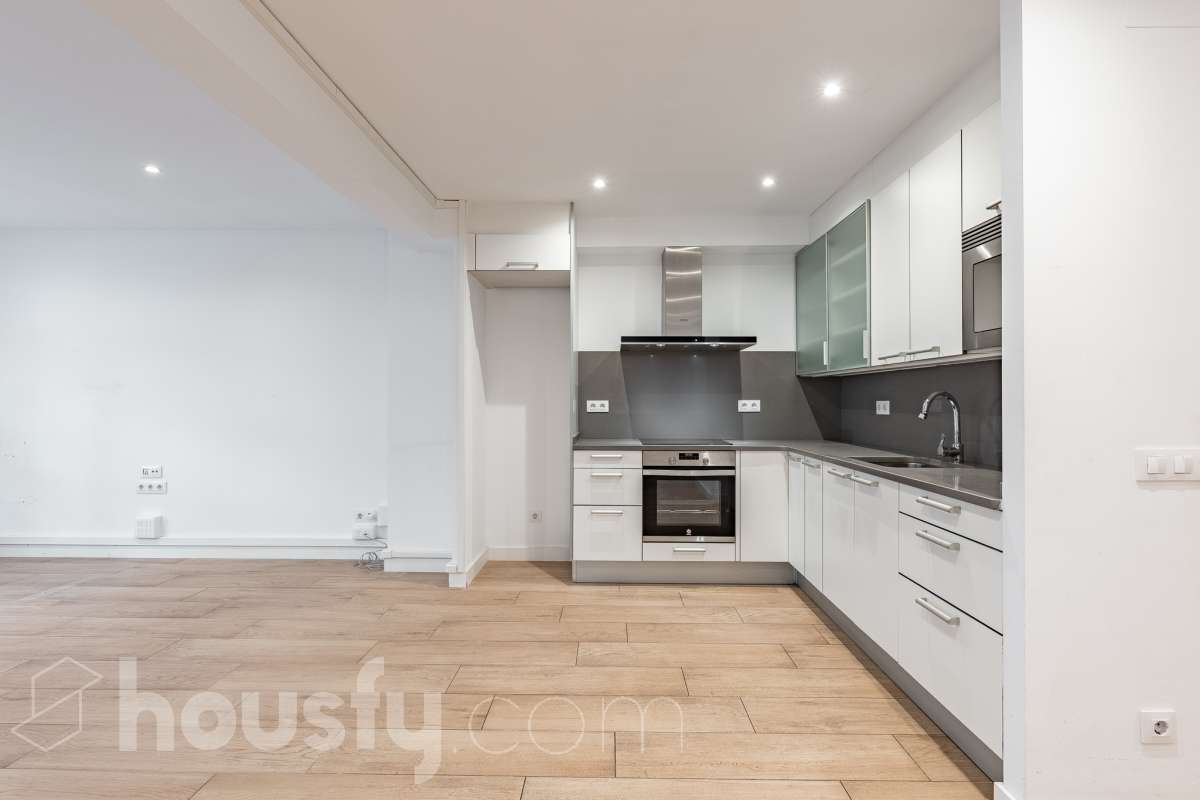 Te presentamos esta acogedora vivienda en planta baja, reformada y diseñada para aprovechar al máximo cada espacio. La vivienda cuenta con 63 m² y ofrece una distribución cómoda y funcional. Su zona principal destaca por un ambiente abierto, luminoso y acogedor, donde la cocina se integra con el salón-comedor, creando un espacio actual y agradable. Dispone además de baño reformado y aire acondicionado, para garantizar un mayor confort durante todo el año. En la parte posterior encontramos uno de los grandes atractivos de esta propiedad: un local de 37 m² con acceso independiente con la posibilidad de comunicarse con la vivienda, haciendo una apertura en la misma, consiguiendo que se amplíe a 100 m2” , un espacio versátil que puede adaptarse a diferentes necesidades y usos, aportando un importante plus de funcionalidad y posibilidades. En conjunto, la propiedad dispone de 100 m²: 63 m² correspondientes a la vivienda y 37 m² correspondientes al local. Situada en Sarrià-Sant Gervasi, en un entorno residencial tranquilo y agradable, con comercios, servicios y transporte público en las proximidades. Una propiedad con personalidad, práctica y versátil, que ofrece mucho más de lo que parece a primera vista y que, gracias a la combinación de vivienda y local independiente, presenta múltiples posibilidades de aprovechamiento. En cumplimiento de la Ley 8/2026 en Cataluña, el certificado de presencia o ausencia de amianto se encuentra en proceso de tramitación.-17