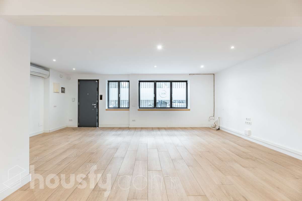 Te presentamos esta acogedora vivienda en planta baja, reformada y diseñada para aprovechar al máximo cada espacio. La vivienda cuenta con 63 m² y ofrece una distribución cómoda y funcional. Su zona principal destaca por un ambiente abierto, luminoso y acogedor, donde la cocina se integra con el salón-comedor, creando un espacio actual y agradable. Dispone además de baño reformado y aire acondicionado, para garantizar un mayor confort durante todo el año. En la parte posterior encontramos uno de los grandes atractivos de esta propiedad: un local de 37 m² con acceso independiente con la posibilidad de comunicarse con la vivienda, haciendo una apertura en la misma, consiguiendo que se amplíe a 100 m2” , un espacio versátil que puede adaptarse a diferentes necesidades y usos, aportando un importante plus de funcionalidad y posibilidades. En conjunto, la propiedad dispone de 100 m²: 63 m² correspondientes a la vivienda y 37 m² correspondientes al local. Situada en Sarrià-Sant Gervasi, en un entorno residencial tranquilo y agradable, con comercios, servicios y transporte público en las proximidades. Una propiedad con personalidad, práctica y versátil, que ofrece mucho más de lo que parece a primera vista y que, gracias a la combinación de vivienda y local independiente, presenta múltiples posibilidades de aprovechamiento. En cumplimiento de la Ley 8/2026 en Cataluña, el certificado de presencia o ausencia de amianto se encuentra en proceso de tramitación.-4