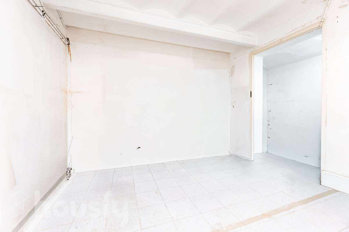 Te presentamos esta acogedora vivienda en planta baja, reformada y diseñada para aprovechar al máximo cada espacio. La vivienda cuenta con 63 m² y ofrece una distribución cómoda y funcional. Su zona principal destaca por un ambiente abierto, luminoso y acogedor, donde la cocina se integra con el salón-comedor, creando un espacio actual y agradable. Dispone además de baño reformado y aire acondicionado, para garantizar un mayor confort durante todo el año. En la parte posterior encontramos uno de los grandes atractivos de esta propiedad: un local de 37 m² con acceso independiente con la posibilidad de comunicarse con la vivienda, haciendo una apertura en la misma, consiguiendo que se amplíe a 100 m2” , un espacio versátil que puede adaptarse a diferentes necesidades y usos, aportando un importante plus de funcionalidad y posibilidades. En conjunto, la propiedad dispone de 100 m²: 63 m² correspondientes a la vivienda y 37 m² correspondientes al local. Situada en Sarrià-Sant Gervasi, en un entorno residencial tranquilo y agradable, con comercios, servicios y transporte público en las proximidades. Una propiedad con personalidad, práctica y versátil, que ofrece mucho más de lo que parece a primera vista y que, gracias a la combinación de vivienda y local independiente, presenta múltiples posibilidades de aprovechamiento. En cumplimiento de la Ley 8/2026 en Cataluña, el certificado de presencia o ausencia de amianto se encuentra en proceso de tramitación.-26