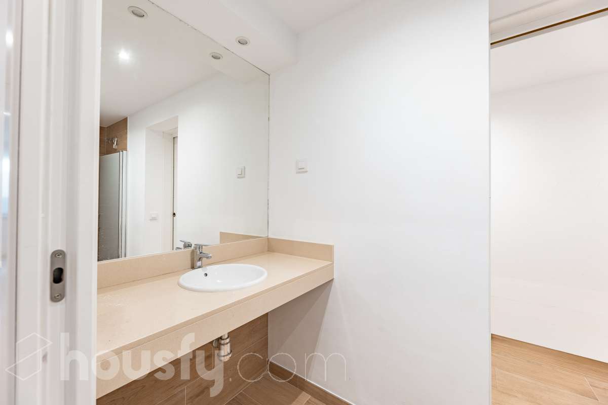 Te presentamos esta acogedora vivienda en planta baja, reformada y diseñada para aprovechar al máximo cada espacio. La vivienda cuenta con 63 m² y ofrece una distribución cómoda y funcional. Su zona principal destaca por un ambiente abierto, luminoso y acogedor, donde la cocina se integra con el salón-comedor, creando un espacio actual y agradable. Dispone además de baño reformado y aire acondicionado, para garantizar un mayor confort durante todo el año. En la parte posterior encontramos uno de los grandes atractivos de esta propiedad: un local de 37 m² con acceso independiente con la posibilidad de comunicarse con la vivienda, haciendo una apertura en la misma, consiguiendo que se amplíe a 100 m2” , un espacio versátil que puede adaptarse a diferentes necesidades y usos, aportando un importante plus de funcionalidad y posibilidades. En conjunto, la propiedad dispone de 100 m²: 63 m² correspondientes a la vivienda y 37 m² correspondientes al local. Situada en Sarrià-Sant Gervasi, en un entorno residencial tranquilo y agradable, con comercios, servicios y transporte público en las proximidades. Una propiedad con personalidad, práctica y versátil, que ofrece mucho más de lo que parece a primera vista y que, gracias a la combinación de vivienda y local independiente, presenta múltiples posibilidades de aprovechamiento. En cumplimiento de la Ley 8/2026 en Cataluña, el certificado de presencia o ausencia de amianto se encuentra en proceso de tramitación.-21