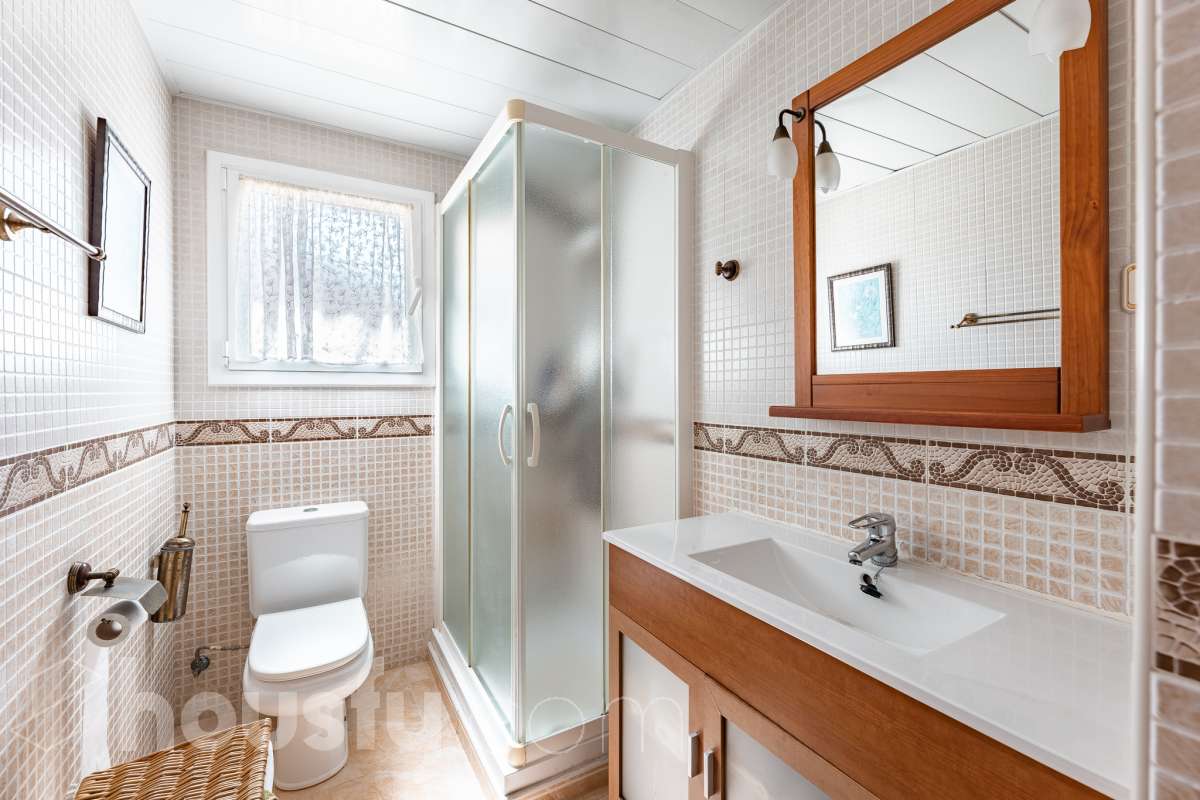 Housfy vende exclusiva propiedad en Calafell. Magnífica casa situada en la zona residencial de El Mas Mel, a pocos minutos del mar, en un entorno tranquilo y privilegiado. La vivienda cuenta con 5 dormitorios, 3 baños, cocina equipada y un amplio y luminoso salón-comedor. Destaca especialmente su espectacular suite principal, que dispone de vestidor, baño privado y acceso directo a una terraza con amplias vistas, creando un espacio privilegiado para disfrutar de la tranquilidad y el confort. Los espacios exteriores son uno de los grandes atractivos de esta propiedad. Dispone de amplio jardín privado, piscina, terraza, balcón y zona deportiva, ofreciendo diferentes ambientes para disfrutar del aire libre, relajarse junto a la piscina o compartir momentos con familiares y amigos. La vivienda está equipada con placas solares, aire acondicionado y calefacción, además de armarios empotrados, suelos de gres, lavadero y trastero. Cuenta también con 4 plazas de garaje. Una propiedad exclusiva que combina amplitud, privacidad, una espectacular suite y magníficos espacios exteriores, en una ubicación privilegiada de Calafell y cerca del mar. Contacta con Housfy y solicita tu visita. Zona y entorno El Mas Mel de Calafell es una zona residencial tranquila junto al mar, conocida por sus amplias zonas verdes y su buena ubicación en la Costa Daurada. Su proximidad a las playas y a los servicios de Calafell permite disfrutar tanto de la tranquilidad de la zona como de todas las comodidades del municipio. Aviso legal El precio de venta no incluye gastos de la compraventa como notaría, registro, impuestos, ni tampoco honorarios agencia. Esta publicación no es vinculante. Consulta siempre la nota simple con Housfy antes de formalizar la compraventa. Sobre nosotros Housfy es la plataforma integral de servicios inmobiliarios. Nuestra combinación de expertos y tecnología pone al alcance de todo el mundo servicios cómodos, claros y seguros. AICAT número: 7922. Nos encargamos de la gestión y asesoramiento de la compra. ¡Olvídate de todo! Hacemos los trámites por ti. Y, si además necesitas financiación, ponemos a tu disposición un bróker hipotecario para ayudarte a conseguir las mejores condiciones para tu perfil económico. ¿Quieres visitarla? Contacta con Housfy y agenda tu visita sin compromiso. Más información en: housfy.com-22