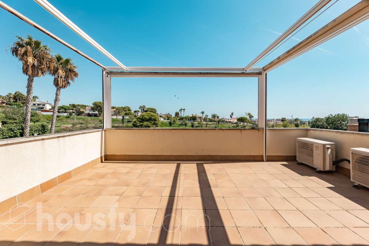 Housfy vende exclusiva propiedad en Calafell. Magnífica casa situada en la zona residencial de El Mas Mel, a pocos minutos del mar, en un entorno tranquilo y privilegiado. La vivienda cuenta con 5 dormitorios, 3 baños, cocina equipada y un amplio y luminoso salón-comedor. Destaca especialmente su espectacular suite principal, que dispone de vestidor, baño privado y acceso directo a una terraza con amplias vistas, creando un espacio privilegiado para disfrutar de la tranquilidad y el confort. Los espacios exteriores son uno de los grandes atractivos de esta propiedad. Dispone de amplio jardín privado, piscina, terraza, balcón y zona deportiva, ofreciendo diferentes ambientes para disfrutar del aire libre, relajarse junto a la piscina o compartir momentos con familiares y amigos. La vivienda está equipada con placas solares, aire acondicionado y calefacción, además de armarios empotrados, suelos de gres, lavadero y trastero. Cuenta también con 4 plazas de garaje. Una propiedad exclusiva que combina amplitud, privacidad, una espectacular suite y magníficos espacios exteriores, en una ubicación privilegiada de Calafell y cerca del mar. Contacta con Housfy y solicita tu visita. Zona y entorno El Mas Mel de Calafell es una zona residencial tranquila junto al mar, conocida por sus amplias zonas verdes y su buena ubicación en la Costa Daurada. Su proximidad a las playas y a los servicios de Calafell permite disfrutar tanto de la tranquilidad de la zona como de todas las comodidades del municipio. Aviso legal El precio de venta no incluye gastos de la compraventa como notaría, registro, impuestos, ni tampoco honorarios agencia. Esta publicación no es vinculante. Consulta siempre la nota simple con Housfy antes de formalizar la compraventa. Sobre nosotros Housfy es la plataforma integral de servicios inmobiliarios. Nuestra combinación de expertos y tecnología pone al alcance de todo el mundo servicios cómodos, claros y seguros. AICAT número: 7922. Nos encargamos de la gestión y asesoramiento de la compra. ¡Olvídate de todo! Hacemos los trámites por ti. Y, si además necesitas financiación, ponemos a tu disposición un bróker hipotecario para ayudarte a conseguir las mejores condiciones para tu perfil económico. ¿Quieres visitarla? Contacta con Housfy y agenda tu visita sin compromiso. Más información en: housfy.com-10