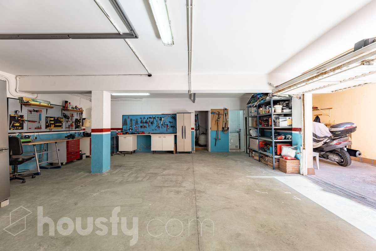 Housfy vende exclusiva propiedad en Calafell. Magnífica casa situada en la zona residencial de El Mas Mel, a pocos minutos del mar, en un entorno tranquilo y privilegiado. La vivienda cuenta con 5 dormitorios, 3 baños, cocina equipada y un amplio y luminoso salón-comedor. Destaca especialmente su espectacular suite principal, que dispone de vestidor, baño privado y acceso directo a una terraza con amplias vistas, creando un espacio privilegiado para disfrutar de la tranquilidad y el confort. Los espacios exteriores son uno de los grandes atractivos de esta propiedad. Dispone de amplio jardín privado, piscina, terraza, balcón y zona deportiva, ofreciendo diferentes ambientes para disfrutar del aire libre, relajarse junto a la piscina o compartir momentos con familiares y amigos. La vivienda está equipada con placas solares, aire acondicionado y calefacción, además de armarios empotrados, suelos de gres, lavadero y trastero. Cuenta también con 4 plazas de garaje. Una propiedad exclusiva que combina amplitud, privacidad, una espectacular suite y magníficos espacios exteriores, en una ubicación privilegiada de Calafell y cerca del mar. Contacta con Housfy y solicita tu visita. Zona y entorno El Mas Mel de Calafell es una zona residencial tranquila junto al mar, conocida por sus amplias zonas verdes y su buena ubicación en la Costa Daurada. Su proximidad a las playas y a los servicios de Calafell permite disfrutar tanto de la tranquilidad de la zona como de todas las comodidades del municipio. Aviso legal El precio de venta no incluye gastos de la compraventa como notaría, registro, impuestos, ni tampoco honorarios agencia. Esta publicación no es vinculante. Consulta siempre la nota simple con Housfy antes de formalizar la compraventa. Sobre nosotros Housfy es la plataforma integral de servicios inmobiliarios. Nuestra combinación de expertos y tecnología pone al alcance de todo el mundo servicios cómodos, claros y seguros. AICAT número: 7922. Nos encargamos de la gestión y asesoramiento de la compra. ¡Olvídate de todo! Hacemos los trámites por ti. Y, si además necesitas financiación, ponemos a tu disposición un bróker hipotecario para ayudarte a conseguir las mejores condiciones para tu perfil económico. ¿Quieres visitarla? Contacta con Housfy y agenda tu visita sin compromiso. Más información en: housfy.com-27