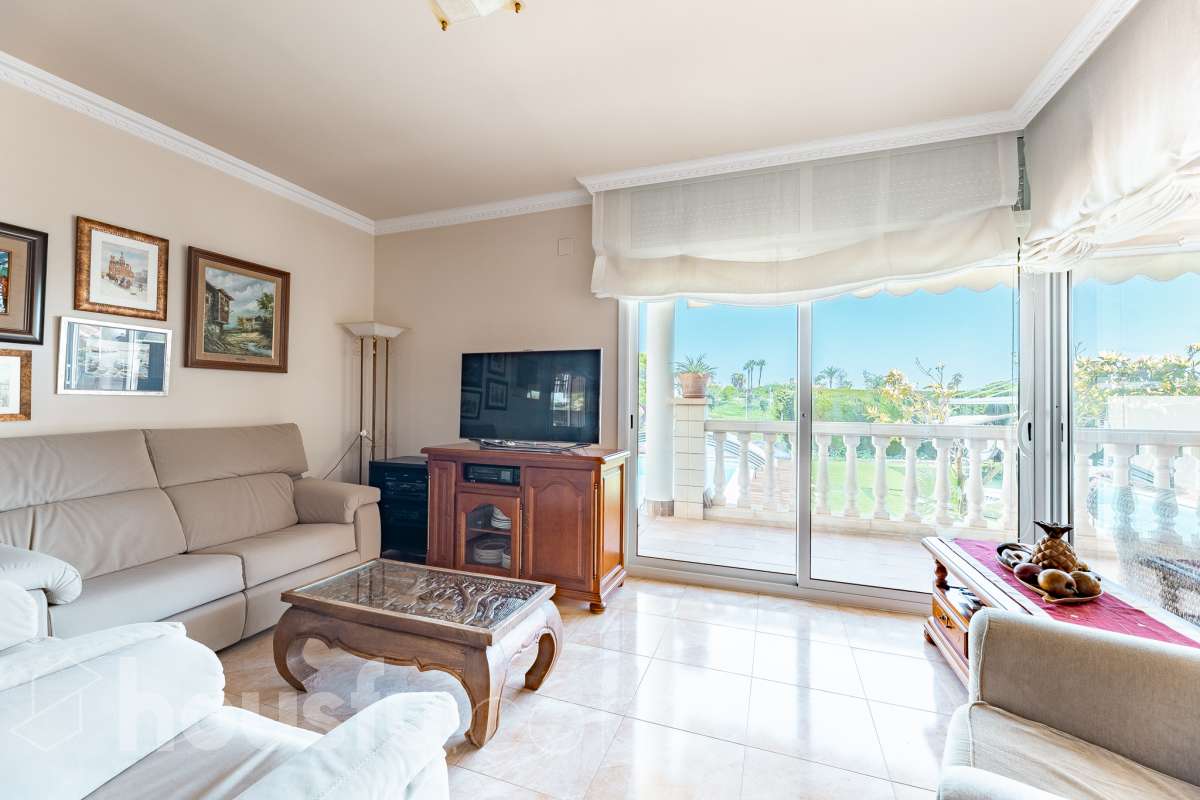 Housfy vende exclusiva propiedad en Calafell. Magnífica casa situada en la zona residencial de El Mas Mel, a pocos minutos del mar, en un entorno tranquilo y privilegiado. La vivienda cuenta con 5 dormitorios, 3 baños, cocina equipada y un amplio y luminoso salón-comedor. Destaca especialmente su espectacular suite principal, que dispone de vestidor, baño privado y acceso directo a una terraza con amplias vistas, creando un espacio privilegiado para disfrutar de la tranquilidad y el confort. Los espacios exteriores son uno de los grandes atractivos de esta propiedad. Dispone de amplio jardín privado, piscina, terraza, balcón y zona deportiva, ofreciendo diferentes ambientes para disfrutar del aire libre, relajarse junto a la piscina o compartir momentos con familiares y amigos. La vivienda está equipada con placas solares, aire acondicionado y calefacción, además de armarios empotrados, suelos de gres, lavadero y trastero. Cuenta también con 4 plazas de garaje. Una propiedad exclusiva que combina amplitud, privacidad, una espectacular suite y magníficos espacios exteriores, en una ubicación privilegiada de Calafell y cerca del mar. Contacta con Housfy y solicita tu visita. Zona y entorno El Mas Mel de Calafell es una zona residencial tranquila junto al mar, conocida por sus amplias zonas verdes y su buena ubicación en la Costa Daurada. Su proximidad a las playas y a los servicios de Calafell permite disfrutar tanto de la tranquilidad de la zona como de todas las comodidades del municipio. Aviso legal El precio de venta no incluye gastos de la compraventa como notaría, registro, impuestos, ni tampoco honorarios agencia. Esta publicación no es vinculante. Consulta siempre la nota simple con Housfy antes de formalizar la compraventa. Sobre nosotros Housfy es la plataforma integral de servicios inmobiliarios. Nuestra combinación de expertos y tecnología pone al alcance de todo el mundo servicios cómodos, claros y seguros. AICAT número: 7922. Nos encargamos de la gestión y asesoramiento de la compra. ¡Olvídate de todo! Hacemos los trámites por ti. Y, si además necesitas financiación, ponemos a tu disposición un bróker hipotecario para ayudarte a conseguir las mejores condiciones para tu perfil económico. ¿Quieres visitarla? Contacta con Housfy y agenda tu visita sin compromiso. Más información en: housfy.com-5