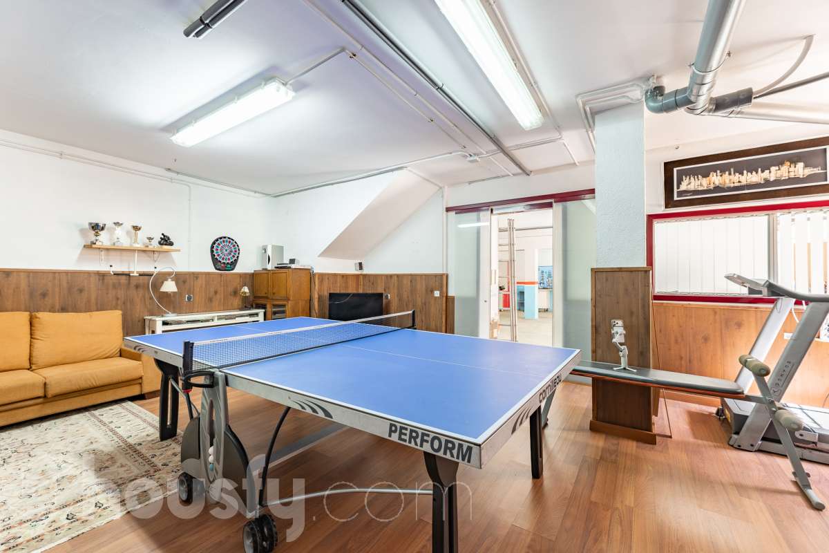 Housfy vende exclusiva propiedad en Calafell. Magnífica casa situada en la zona residencial de El Mas Mel, a pocos minutos del mar, en un entorno tranquilo y privilegiado. La vivienda cuenta con 5 dormitorios, 3 baños, cocina equipada y un amplio y luminoso salón-comedor. Destaca especialmente su espectacular suite principal, que dispone de vestidor, baño privado y acceso directo a una terraza con amplias vistas, creando un espacio privilegiado para disfrutar de la tranquilidad y el confort. Los espacios exteriores son uno de los grandes atractivos de esta propiedad. Dispone de amplio jardín privado, piscina, terraza, balcón y zona deportiva, ofreciendo diferentes ambientes para disfrutar del aire libre, relajarse junto a la piscina o compartir momentos con familiares y amigos. La vivienda está equipada con placas solares, aire acondicionado y calefacción, además de armarios empotrados, suelos de gres, lavadero y trastero. Cuenta también con 4 plazas de garaje. Una propiedad exclusiva que combina amplitud, privacidad, una espectacular suite y magníficos espacios exteriores, en una ubicación privilegiada de Calafell y cerca del mar. Contacta con Housfy y solicita tu visita. Zona y entorno El Mas Mel de Calafell es una zona residencial tranquila junto al mar, conocida por sus amplias zonas verdes y su buena ubicación en la Costa Daurada. Su proximidad a las playas y a los servicios de Calafell permite disfrutar tanto de la tranquilidad de la zona como de todas las comodidades del municipio. Aviso legal El precio de venta no incluye gastos de la compraventa como notaría, registro, impuestos, ni tampoco honorarios agencia. Esta publicación no es vinculante. Consulta siempre la nota simple con Housfy antes de formalizar la compraventa. Sobre nosotros Housfy es la plataforma integral de servicios inmobiliarios. Nuestra combinación de expertos y tecnología pone al alcance de todo el mundo servicios cómodos, claros y seguros. AICAT número: 7922. Nos encargamos de la gestión y asesoramiento de la compra. ¡Olvídate de todo! Hacemos los trámites por ti. Y, si además necesitas financiación, ponemos a tu disposición un bróker hipotecario para ayudarte a conseguir las mejores condiciones para tu perfil económico. ¿Quieres visitarla? Contacta con Housfy y agenda tu visita sin compromiso. Más información en: housfy.com-24