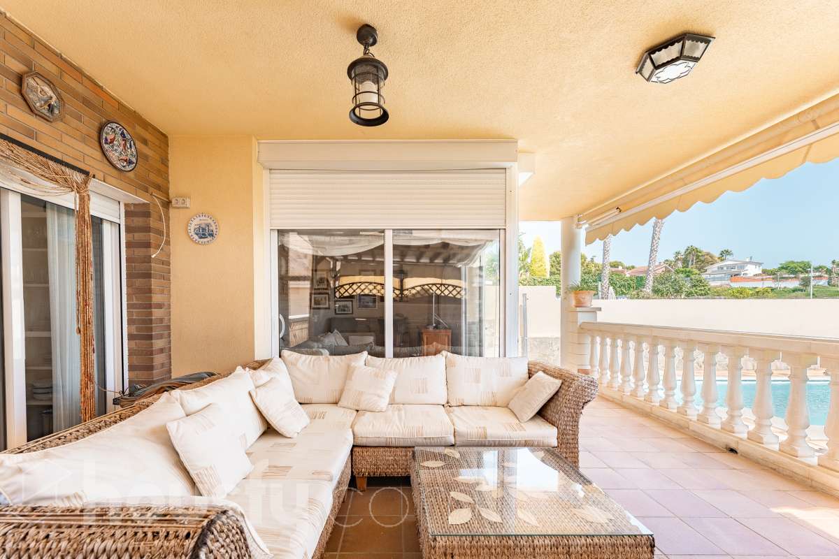 Housfy vende exclusiva propiedad en Calafell. Magnífica casa situada en la zona residencial de El Mas Mel, a pocos minutos del mar, en un entorno tranquilo y privilegiado. La vivienda cuenta con 5 dormitorios, 3 baños, cocina equipada y un amplio y luminoso salón-comedor. Destaca especialmente su espectacular suite principal, que dispone de vestidor, baño privado y acceso directo a una terraza con amplias vistas, creando un espacio privilegiado para disfrutar de la tranquilidad y el confort. Los espacios exteriores son uno de los grandes atractivos de esta propiedad. Dispone de amplio jardín privado, piscina, terraza, balcón y zona deportiva, ofreciendo diferentes ambientes para disfrutar del aire libre, relajarse junto a la piscina o compartir momentos con familiares y amigos. La vivienda está equipada con placas solares, aire acondicionado y calefacción, además de armarios empotrados, suelos de gres, lavadero y trastero. Cuenta también con 4 plazas de garaje. Una propiedad exclusiva que combina amplitud, privacidad, una espectacular suite y magníficos espacios exteriores, en una ubicación privilegiada de Calafell y cerca del mar. Contacta con Housfy y solicita tu visita. Zona y entorno El Mas Mel de Calafell es una zona residencial tranquila junto al mar, conocida por sus amplias zonas verdes y su buena ubicación en la Costa Daurada. Su proximidad a las playas y a los servicios de Calafell permite disfrutar tanto de la tranquilidad de la zona como de todas las comodidades del municipio. Aviso legal El precio de venta no incluye gastos de la compraventa como notaría, registro, impuestos, ni tampoco honorarios agencia. Esta publicación no es vinculante. Consulta siempre la nota simple con Housfy antes de formalizar la compraventa. Sobre nosotros Housfy es la plataforma integral de servicios inmobiliarios. Nuestra combinación de expertos y tecnología pone al alcance de todo el mundo servicios cómodos, claros y seguros. AICAT número: 7922. Nos encargamos de la gestión y asesoramiento de la compra. ¡Olvídate de todo! Hacemos los trámites por ti. Y, si además necesitas financiación, ponemos a tu disposición un bróker hipotecario para ayudarte a conseguir las mejores condiciones para tu perfil económico. ¿Quieres visitarla? Contacta con Housfy y agenda tu visita sin compromiso. Más información en: housfy.com-2