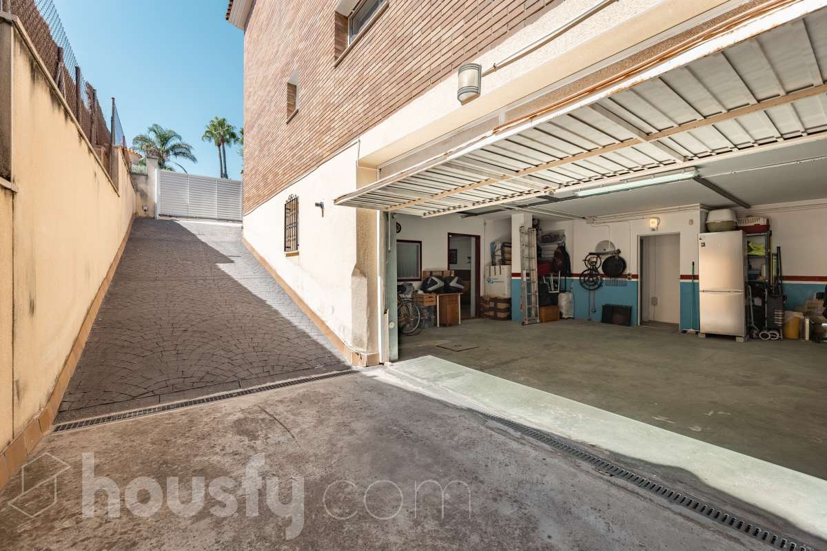 Housfy vende exclusiva propiedad en Calafell. Magnífica casa situada en la zona residencial de El Mas Mel, a pocos minutos del mar, en un entorno tranquilo y privilegiado. La vivienda cuenta con 5 dormitorios, 3 baños, cocina equipada y un amplio y luminoso salón-comedor. Destaca especialmente su espectacular suite principal, que dispone de vestidor, baño privado y acceso directo a una terraza con amplias vistas, creando un espacio privilegiado para disfrutar de la tranquilidad y el confort. Los espacios exteriores son uno de los grandes atractivos de esta propiedad. Dispone de amplio jardín privado, piscina, terraza, balcón y zona deportiva, ofreciendo diferentes ambientes para disfrutar del aire libre, relajarse junto a la piscina o compartir momentos con familiares y amigos. La vivienda está equipada con placas solares, aire acondicionado y calefacción, además de armarios empotrados, suelos de gres, lavadero y trastero. Cuenta también con 4 plazas de garaje. Una propiedad exclusiva que combina amplitud, privacidad, una espectacular suite y magníficos espacios exteriores, en una ubicación privilegiada de Calafell y cerca del mar. Contacta con Housfy y solicita tu visita. Zona y entorno El Mas Mel de Calafell es una zona residencial tranquila junto al mar, conocida por sus amplias zonas verdes y su buena ubicación en la Costa Daurada. Su proximidad a las playas y a los servicios de Calafell permite disfrutar tanto de la tranquilidad de la zona como de todas las comodidades del municipio. Aviso legal El precio de venta no incluye gastos de la compraventa como notaría, registro, impuestos, ni tampoco honorarios agencia. Esta publicación no es vinculante. Consulta siempre la nota simple con Housfy antes de formalizar la compraventa. Sobre nosotros Housfy es la plataforma integral de servicios inmobiliarios. Nuestra combinación de expertos y tecnología pone al alcance de todo el mundo servicios cómodos, claros y seguros. AICAT número: 7922. Nos encargamos de la gestión y asesoramiento de la compra. ¡Olvídate de todo! Hacemos los trámites por ti. Y, si además necesitas financiación, ponemos a tu disposición un bróker hipotecario para ayudarte a conseguir las mejores condiciones para tu perfil económico. ¿Quieres visitarla? Contacta con Housfy y agenda tu visita sin compromiso. Más información en: housfy.com-25