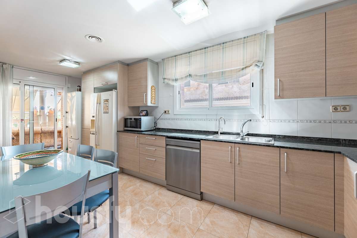 Housfy vende exclusiva propiedad en Calafell. Magnífica casa situada en la zona residencial de El Mas Mel, a pocos minutos del mar, en un entorno tranquilo y privilegiado. La vivienda cuenta con 5 dormitorios, 3 baños, cocina equipada y un amplio y luminoso salón-comedor. Destaca especialmente su espectacular suite principal, que dispone de vestidor, baño privado y acceso directo a una terraza con amplias vistas, creando un espacio privilegiado para disfrutar de la tranquilidad y el confort. Los espacios exteriores son uno de los grandes atractivos de esta propiedad. Dispone de amplio jardín privado, piscina, terraza, balcón y zona deportiva, ofreciendo diferentes ambientes para disfrutar del aire libre, relajarse junto a la piscina o compartir momentos con familiares y amigos. La vivienda está equipada con placas solares, aire acondicionado y calefacción, además de armarios empotrados, suelos de gres, lavadero y trastero. Cuenta también con 4 plazas de garaje. Una propiedad exclusiva que combina amplitud, privacidad, una espectacular suite y magníficos espacios exteriores, en una ubicación privilegiada de Calafell y cerca del mar. Contacta con Housfy y solicita tu visita. Zona y entorno El Mas Mel de Calafell es una zona residencial tranquila junto al mar, conocida por sus amplias zonas verdes y su buena ubicación en la Costa Daurada. Su proximidad a las playas y a los servicios de Calafell permite disfrutar tanto de la tranquilidad de la zona como de todas las comodidades del municipio. Aviso legal El precio de venta no incluye gastos de la compraventa como notaría, registro, impuestos, ni tampoco honorarios agencia. Esta publicación no es vinculante. Consulta siempre la nota simple con Housfy antes de formalizar la compraventa. Sobre nosotros Housfy es la plataforma integral de servicios inmobiliarios. Nuestra combinación de expertos y tecnología pone al alcance de todo el mundo servicios cómodos, claros y seguros. AICAT número: 7922. Nos encargamos de la gestión y asesoramiento de la compra. ¡Olvídate de todo! Hacemos los trámites por ti. Y, si además necesitas financiación, ponemos a tu disposición un bróker hipotecario para ayudarte a conseguir las mejores condiciones para tu perfil económico. ¿Quieres visitarla? Contacta con Housfy y agenda tu visita sin compromiso. Más información en: housfy.com-18