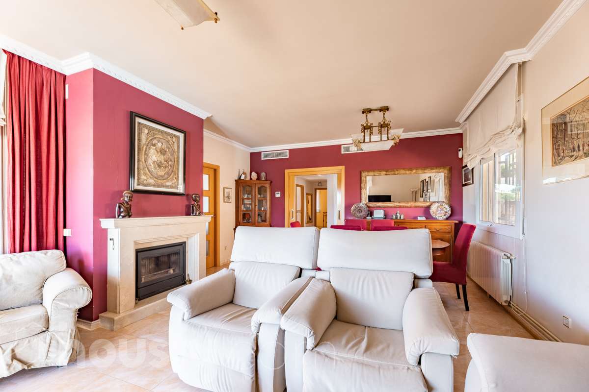 Housfy vende exclusiva propiedad en Calafell. Magnífica casa situada en la zona residencial de El Mas Mel, a pocos minutos del mar, en un entorno tranquilo y privilegiado. La vivienda cuenta con 5 dormitorios, 3 baños, cocina equipada y un amplio y luminoso salón-comedor. Destaca especialmente su espectacular suite principal, que dispone de vestidor, baño privado y acceso directo a una terraza con amplias vistas, creando un espacio privilegiado para disfrutar de la tranquilidad y el confort. Los espacios exteriores son uno de los grandes atractivos de esta propiedad. Dispone de amplio jardín privado, piscina, terraza, balcón y zona deportiva, ofreciendo diferentes ambientes para disfrutar del aire libre, relajarse junto a la piscina o compartir momentos con familiares y amigos. La vivienda está equipada con placas solares, aire acondicionado y calefacción, además de armarios empotrados, suelos de gres, lavadero y trastero. Cuenta también con 4 plazas de garaje. Una propiedad exclusiva que combina amplitud, privacidad, una espectacular suite y magníficos espacios exteriores, en una ubicación privilegiada de Calafell y cerca del mar. Contacta con Housfy y solicita tu visita. Zona y entorno El Mas Mel de Calafell es una zona residencial tranquila junto al mar, conocida por sus amplias zonas verdes y su buena ubicación en la Costa Daurada. Su proximidad a las playas y a los servicios de Calafell permite disfrutar tanto de la tranquilidad de la zona como de todas las comodidades del municipio. Aviso legal El precio de venta no incluye gastos de la compraventa como notaría, registro, impuestos, ni tampoco honorarios agencia. Esta publicación no es vinculante. Consulta siempre la nota simple con Housfy antes de formalizar la compraventa. Sobre nosotros Housfy es la plataforma integral de servicios inmobiliarios. Nuestra combinación de expertos y tecnología pone al alcance de todo el mundo servicios cómodos, claros y seguros. AICAT número: 7922. Nos encargamos de la gestión y asesoramiento de la compra. ¡Olvídate de todo! Hacemos los trámites por ti. Y, si además necesitas financiación, ponemos a tu disposición un bróker hipotecario para ayudarte a conseguir las mejores condiciones para tu perfil económico. ¿Quieres visitarla? Contacta con Housfy y agenda tu visita sin compromiso. Más información en: housfy.com-8