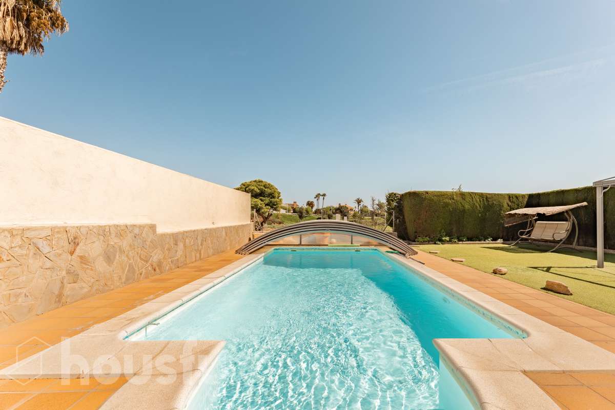 Housfy vende exclusiva propiedad en Calafell. Magnífica casa situada en la zona residencial de El Mas Mel, a pocos minutos del mar, en un entorno tranquilo y privilegiado. La vivienda cuenta con 5 dormitorios, 3 baños, cocina equipada y un amplio y luminoso salón-comedor. Destaca especialmente su espectacular suite principal, que dispone de vestidor, baño privado y acceso directo a una terraza con amplias vistas, creando un espacio privilegiado para disfrutar de la tranquilidad y el confort. Los espacios exteriores son uno de los grandes atractivos de esta propiedad. Dispone de amplio jardín privado, piscina, terraza, balcón y zona deportiva, ofreciendo diferentes ambientes para disfrutar del aire libre, relajarse junto a la piscina o compartir momentos con familiares y amigos. La vivienda está equipada con placas solares, aire acondicionado y calefacción, además de armarios empotrados, suelos de gres, lavadero y trastero. Cuenta también con 4 plazas de garaje. Una propiedad exclusiva que combina amplitud, privacidad, una espectacular suite y magníficos espacios exteriores, en una ubicación privilegiada de Calafell y cerca del mar. Contacta con Housfy y solicita tu visita. Zona y entorno El Mas Mel de Calafell es una zona residencial tranquila junto al mar, conocida por sus amplias zonas verdes y su buena ubicación en la Costa Daurada. Su proximidad a las playas y a los servicios de Calafell permite disfrutar tanto de la tranquilidad de la zona como de todas las comodidades del municipio. Aviso legal El precio de venta no incluye gastos de la compraventa como notaría, registro, impuestos, ni tampoco honorarios agencia. Esta publicación no es vinculante. Consulta siempre la nota simple con Housfy antes de formalizar la compraventa. Sobre nosotros Housfy es la plataforma integral de servicios inmobiliarios. Nuestra combinación de expertos y tecnología pone al alcance de todo el mundo servicios cómodos, claros y seguros. AICAT número: 7922. Nos encargamos de la gestión y asesoramiento de la compra. ¡Olvídate de todo! Hacemos los trámites por ti. Y, si además necesitas financiación, ponemos a tu disposición un bróker hipotecario para ayudarte a conseguir las mejores condiciones para tu perfil económico. ¿Quieres visitarla? Contacta con Housfy y agenda tu visita sin compromiso. Más información en: housfy.com-4