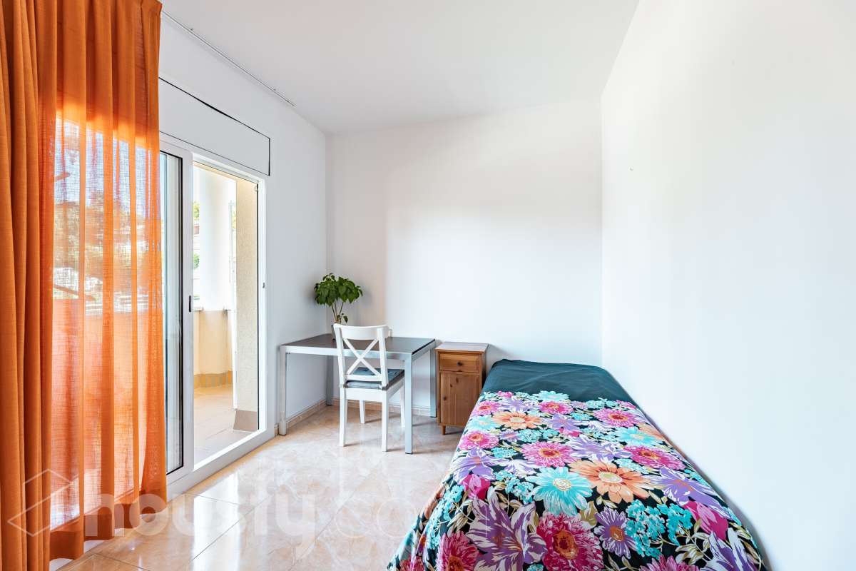 Housfy vende exclusiva propiedad en Calafell. Magnífica casa situada en la zona residencial de El Mas Mel, a pocos minutos del mar, en un entorno tranquilo y privilegiado. La vivienda cuenta con 5 dormitorios, 3 baños, cocina equipada y un amplio y luminoso salón-comedor. Destaca especialmente su espectacular suite principal, que dispone de vestidor, baño privado y acceso directo a una terraza con amplias vistas, creando un espacio privilegiado para disfrutar de la tranquilidad y el confort. Los espacios exteriores son uno de los grandes atractivos de esta propiedad. Dispone de amplio jardín privado, piscina, terraza, balcón y zona deportiva, ofreciendo diferentes ambientes para disfrutar del aire libre, relajarse junto a la piscina o compartir momentos con familiares y amigos. La vivienda está equipada con placas solares, aire acondicionado y calefacción, además de armarios empotrados, suelos de gres, lavadero y trastero. Cuenta también con 4 plazas de garaje. Una propiedad exclusiva que combina amplitud, privacidad, una espectacular suite y magníficos espacios exteriores, en una ubicación privilegiada de Calafell y cerca del mar. Contacta con Housfy y solicita tu visita. Zona y entorno El Mas Mel de Calafell es una zona residencial tranquila junto al mar, conocida por sus amplias zonas verdes y su buena ubicación en la Costa Daurada. Su proximidad a las playas y a los servicios de Calafell permite disfrutar tanto de la tranquilidad de la zona como de todas las comodidades del municipio. Aviso legal El precio de venta no incluye gastos de la compraventa como notaría, registro, impuestos, ni tampoco honorarios agencia. Esta publicación no es vinculante. Consulta siempre la nota simple con Housfy antes de formalizar la compraventa. Sobre nosotros Housfy es la plataforma integral de servicios inmobiliarios. Nuestra combinación de expertos y tecnología pone al alcance de todo el mundo servicios cómodos, claros y seguros. AICAT número: 7922. Nos encargamos de la gestión y asesoramiento de la compra. ¡Olvídate de todo! Hacemos los trámites por ti. Y, si además necesitas financiación, ponemos a tu disposición un bróker hipotecario para ayudarte a conseguir las mejores condiciones para tu perfil económico. ¿Quieres visitarla? Contacta con Housfy y agenda tu visita sin compromiso. Más información en: housfy.com-16