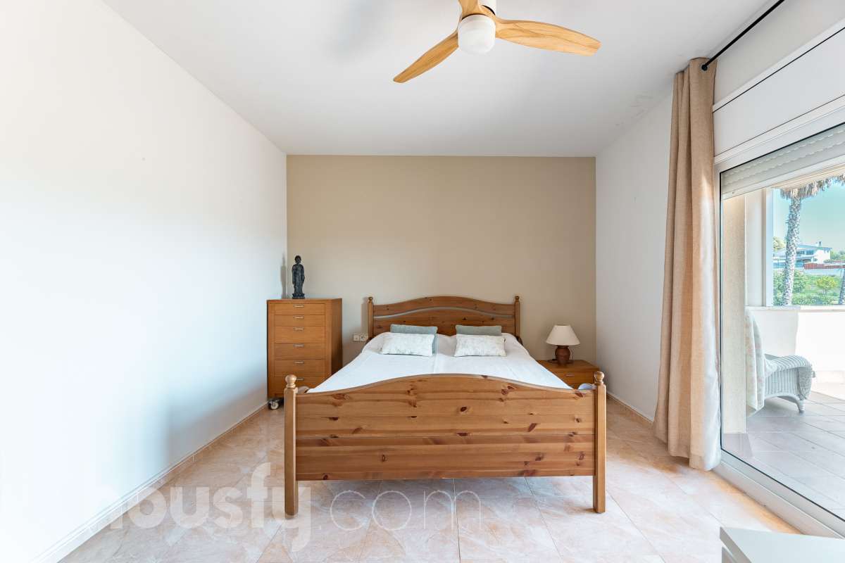 Housfy vende exclusiva propiedad en Calafell. Magnífica casa situada en la zona residencial de El Mas Mel, a pocos minutos del mar, en un entorno tranquilo y privilegiado. La vivienda cuenta con 5 dormitorios, 3 baños, cocina equipada y un amplio y luminoso salón-comedor. Destaca especialmente su espectacular suite principal, que dispone de vestidor, baño privado y acceso directo a una terraza con amplias vistas, creando un espacio privilegiado para disfrutar de la tranquilidad y el confort. Los espacios exteriores son uno de los grandes atractivos de esta propiedad. Dispone de amplio jardín privado, piscina, terraza, balcón y zona deportiva, ofreciendo diferentes ambientes para disfrutar del aire libre, relajarse junto a la piscina o compartir momentos con familiares y amigos. La vivienda está equipada con placas solares, aire acondicionado y calefacción, además de armarios empotrados, suelos de gres, lavadero y trastero. Cuenta también con 4 plazas de garaje. Una propiedad exclusiva que combina amplitud, privacidad, una espectacular suite y magníficos espacios exteriores, en una ubicación privilegiada de Calafell y cerca del mar. Contacta con Housfy y solicita tu visita. Zona y entorno El Mas Mel de Calafell es una zona residencial tranquila junto al mar, conocida por sus amplias zonas verdes y su buena ubicación en la Costa Daurada. Su proximidad a las playas y a los servicios de Calafell permite disfrutar tanto de la tranquilidad de la zona como de todas las comodidades del municipio. Aviso legal El precio de venta no incluye gastos de la compraventa como notaría, registro, impuestos, ni tampoco honorarios agencia. Esta publicación no es vinculante. Consulta siempre la nota simple con Housfy antes de formalizar la compraventa. Sobre nosotros Housfy es la plataforma integral de servicios inmobiliarios. Nuestra combinación de expertos y tecnología pone al alcance de todo el mundo servicios cómodos, claros y seguros. AICAT número: 7922. Nos encargamos de la gestión y asesoramiento de la compra. ¡Olvídate de todo! Hacemos los trámites por ti. Y, si además necesitas financiación, ponemos a tu disposición un bróker hipotecario para ayudarte a conseguir las mejores condiciones para tu perfil económico. ¿Quieres visitarla? Contacta con Housfy y agenda tu visita sin compromiso. Más información en: housfy.com-13