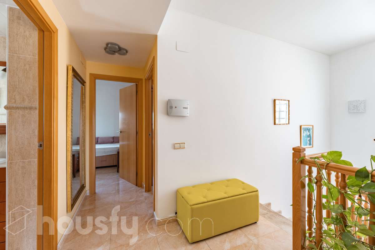 Housfy vende exclusiva propiedad en Calafell. Magnífica casa situada en la zona residencial de El Mas Mel, a pocos minutos del mar, en un entorno tranquilo y privilegiado. La vivienda cuenta con 5 dormitorios, 3 baños, cocina equipada y un amplio y luminoso salón-comedor. Destaca especialmente su espectacular suite principal, que dispone de vestidor, baño privado y acceso directo a una terraza con amplias vistas, creando un espacio privilegiado para disfrutar de la tranquilidad y el confort. Los espacios exteriores son uno de los grandes atractivos de esta propiedad. Dispone de amplio jardín privado, piscina, terraza, balcón y zona deportiva, ofreciendo diferentes ambientes para disfrutar del aire libre, relajarse junto a la piscina o compartir momentos con familiares y amigos. La vivienda está equipada con placas solares, aire acondicionado y calefacción, además de armarios empotrados, suelos de gres, lavadero y trastero. Cuenta también con 4 plazas de garaje. Una propiedad exclusiva que combina amplitud, privacidad, una espectacular suite y magníficos espacios exteriores, en una ubicación privilegiada de Calafell y cerca del mar. Contacta con Housfy y solicita tu visita. Zona y entorno El Mas Mel de Calafell es una zona residencial tranquila junto al mar, conocida por sus amplias zonas verdes y su buena ubicación en la Costa Daurada. Su proximidad a las playas y a los servicios de Calafell permite disfrutar tanto de la tranquilidad de la zona como de todas las comodidades del municipio. Aviso legal El precio de venta no incluye gastos de la compraventa como notaría, registro, impuestos, ni tampoco honorarios agencia. Esta publicación no es vinculante. Consulta siempre la nota simple con Housfy antes de formalizar la compraventa. Sobre nosotros Housfy es la plataforma integral de servicios inmobiliarios. Nuestra combinación de expertos y tecnología pone al alcance de todo el mundo servicios cómodos, claros y seguros. AICAT número: 7922. Nos encargamos de la gestión y asesoramiento de la compra. ¡Olvídate de todo! Hacemos los trámites por ti. Y, si además necesitas financiación, ponemos a tu disposición un bróker hipotecario para ayudarte a conseguir las mejores condiciones para tu perfil económico. ¿Quieres visitarla? Contacta con Housfy y agenda tu visita sin compromiso. Más información en: housfy.com-12