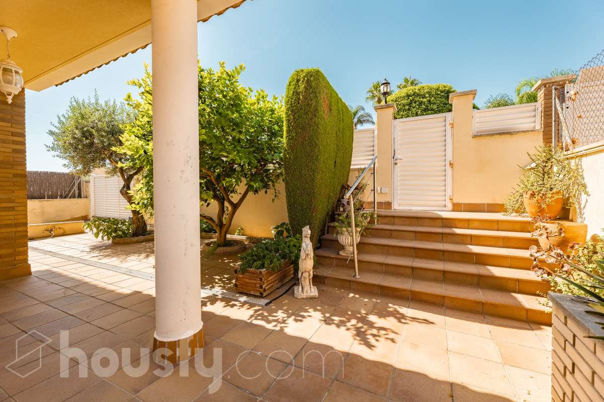Housfy vende exclusiva propiedad en Calafell. Magnífica casa situada en la zona residencial de El Mas Mel, a pocos minutos del mar, en un entorno tranquilo y privilegiado. La vivienda cuenta con 5 dormitorios, 3 baños, cocina equipada y un amplio y luminoso salón-comedor. Destaca especialmente su espectacular suite principal, que dispone de vestidor, baño privado y acceso directo a una terraza con amplias vistas, creando un espacio privilegiado para disfrutar de la tranquilidad y el confort. Los espacios exteriores son uno de los grandes atractivos de esta propiedad. Dispone de amplio jardín privado, piscina, terraza, balcón y zona deportiva, ofreciendo diferentes ambientes para disfrutar del aire libre, relajarse junto a la piscina o compartir momentos con familiares y amigos. La vivienda está equipada con placas solares, aire acondicionado y calefacción, además de armarios empotrados, suelos de gres, lavadero y trastero. Cuenta también con 4 plazas de garaje. Una propiedad exclusiva que combina amplitud, privacidad, una espectacular suite y magníficos espacios exteriores, en una ubicación privilegiada de Calafell y cerca del mar. Contacta con Housfy y solicita tu visita. Zona y entorno El Mas Mel de Calafell es una zona residencial tranquila junto al mar, conocida por sus amplias zonas verdes y su buena ubicación en la Costa Daurada. Su proximidad a las playas y a los servicios de Calafell permite disfrutar tanto de la tranquilidad de la zona como de todas las comodidades del municipio. Aviso legal El precio de venta no incluye gastos de la compraventa como notaría, registro, impuestos, ni tampoco honorarios agencia. Esta publicación no es vinculante. Consulta siempre la nota simple con Housfy antes de formalizar la compraventa. Sobre nosotros Housfy es la plataforma integral de servicios inmobiliarios. Nuestra combinación de expertos y tecnología pone al alcance de todo el mundo servicios cómodos, claros y seguros. AICAT número: 7922. Nos encargamos de la gestión y asesoramiento de la compra. ¡Olvídate de todo! Hacemos los trámites por ti. Y, si además necesitas financiación, ponemos a tu disposición un bróker hipotecario para ayudarte a conseguir las mejores condiciones para tu perfil económico. ¿Quieres visitarla? Contacta con Housfy y agenda tu visita sin compromiso. Más información en: housfy.com-23