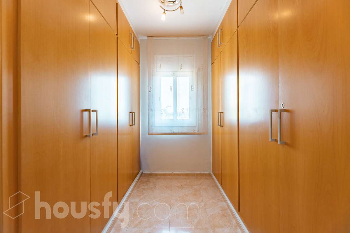Housfy vende exclusiva propiedad en Calafell. Magnífica casa situada en la zona residencial de El Mas Mel, a pocos minutos del mar, en un entorno tranquilo y privilegiado. La vivienda cuenta con 5 dormitorios, 3 baños, cocina equipada y un amplio y luminoso salón-comedor. Destaca especialmente su espectacular suite principal, que dispone de vestidor, baño privado y acceso directo a una terraza con amplias vistas, creando un espacio privilegiado para disfrutar de la tranquilidad y el confort. Los espacios exteriores son uno de los grandes atractivos de esta propiedad. Dispone de amplio jardín privado, piscina, terraza, balcón y zona deportiva, ofreciendo diferentes ambientes para disfrutar del aire libre, relajarse junto a la piscina o compartir momentos con familiares y amigos. La vivienda está equipada con placas solares, aire acondicionado y calefacción, además de armarios empotrados, suelos de gres, lavadero y trastero. Cuenta también con 4 plazas de garaje. Una propiedad exclusiva que combina amplitud, privacidad, una espectacular suite y magníficos espacios exteriores, en una ubicación privilegiada de Calafell y cerca del mar. Contacta con Housfy y solicita tu visita. Zona y entorno El Mas Mel de Calafell es una zona residencial tranquila junto al mar, conocida por sus amplias zonas verdes y su buena ubicación en la Costa Daurada. Su proximidad a las playas y a los servicios de Calafell permite disfrutar tanto de la tranquilidad de la zona como de todas las comodidades del municipio. Aviso legal El precio de venta no incluye gastos de la compraventa como notaría, registro, impuestos, ni tampoco honorarios agencia. Esta publicación no es vinculante. Consulta siempre la nota simple con Housfy antes de formalizar la compraventa. Sobre nosotros Housfy es la plataforma integral de servicios inmobiliarios. Nuestra combinación de expertos y tecnología pone al alcance de todo el mundo servicios cómodos, claros y seguros. AICAT número: 7922. Nos encargamos de la gestión y asesoramiento de la compra. ¡Olvídate de todo! Hacemos los trámites por ti. Y, si además necesitas financiación, ponemos a tu disposición un bróker hipotecario para ayudarte a conseguir las mejores condiciones para tu perfil económico. ¿Quieres visitarla? Contacta con Housfy y agenda tu visita sin compromiso. Más información en: housfy.com-17