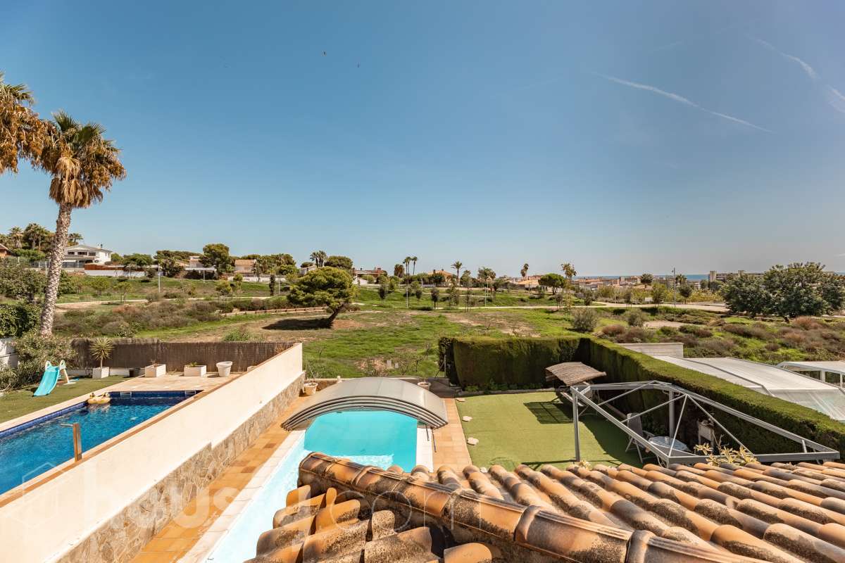 Housfy vende exclusiva propiedad en Calafell. Magnífica casa situada en la zona residencial de El Mas Mel, a pocos minutos del mar, en un entorno tranquilo y privilegiado. La vivienda cuenta con 5 dormitorios, 3 baños, cocina equipada y un amplio y luminoso salón-comedor. Destaca especialmente su espectacular suite principal, que dispone de vestidor, baño privado y acceso directo a una terraza con amplias vistas, creando un espacio privilegiado para disfrutar de la tranquilidad y el confort. Los espacios exteriores son uno de los grandes atractivos de esta propiedad. Dispone de amplio jardín privado, piscina, terraza, balcón y zona deportiva, ofreciendo diferentes ambientes para disfrutar del aire libre, relajarse junto a la piscina o compartir momentos con familiares y amigos. La vivienda está equipada con placas solares, aire acondicionado y calefacción, además de armarios empotrados, suelos de gres, lavadero y trastero. Cuenta también con 4 plazas de garaje. Una propiedad exclusiva que combina amplitud, privacidad, una espectacular suite y magníficos espacios exteriores, en una ubicación privilegiada de Calafell y cerca del mar. Contacta con Housfy y solicita tu visita. Zona y entorno El Mas Mel de Calafell es una zona residencial tranquila junto al mar, conocida por sus amplias zonas verdes y su buena ubicación en la Costa Daurada. Su proximidad a las playas y a los servicios de Calafell permite disfrutar tanto de la tranquilidad de la zona como de todas las comodidades del municipio. Aviso legal El precio de venta no incluye gastos de la compraventa como notaría, registro, impuestos, ni tampoco honorarios agencia. Esta publicación no es vinculante. Consulta siempre la nota simple con Housfy antes de formalizar la compraventa. Sobre nosotros Housfy es la plataforma integral de servicios inmobiliarios. Nuestra combinación de expertos y tecnología pone al alcance de todo el mundo servicios cómodos, claros y seguros. AICAT número: 7922. Nos encargamos de la gestión y asesoramiento de la compra. ¡Olvídate de todo! Hacemos los trámites por ti. Y, si además necesitas financiación, ponemos a tu disposición un bróker hipotecario para ayudarte a conseguir las mejores condiciones para tu perfil económico. ¿Quieres visitarla? Contacta con Housfy y agenda tu visita sin compromiso. Más información en: housfy.com-29