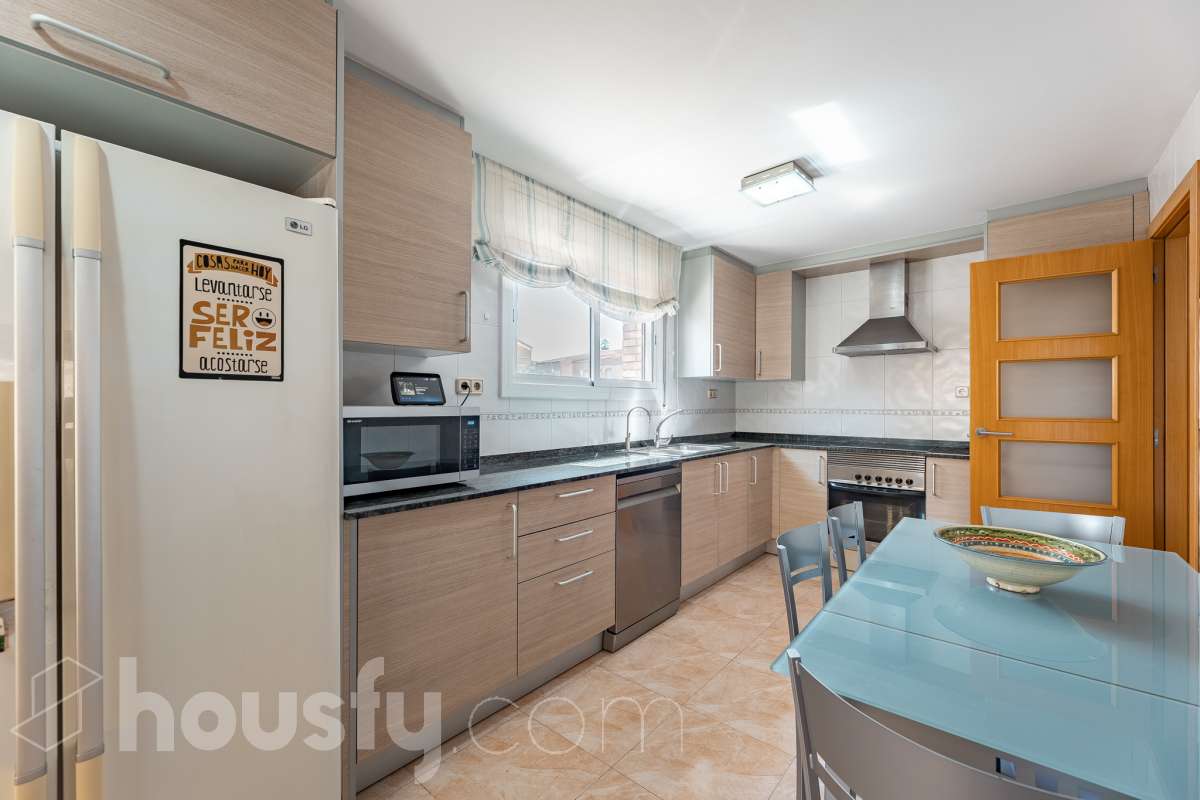 Housfy vende exclusiva propiedad en Calafell. Magnífica casa situada en la zona residencial de El Mas Mel, a pocos minutos del mar, en un entorno tranquilo y privilegiado. La vivienda cuenta con 5 dormitorios, 3 baños, cocina equipada y un amplio y luminoso salón-comedor. Destaca especialmente su espectacular suite principal, que dispone de vestidor, baño privado y acceso directo a una terraza con amplias vistas, creando un espacio privilegiado para disfrutar de la tranquilidad y el confort. Los espacios exteriores son uno de los grandes atractivos de esta propiedad. Dispone de amplio jardín privado, piscina, terraza, balcón y zona deportiva, ofreciendo diferentes ambientes para disfrutar del aire libre, relajarse junto a la piscina o compartir momentos con familiares y amigos. La vivienda está equipada con placas solares, aire acondicionado y calefacción, además de armarios empotrados, suelos de gres, lavadero y trastero. Cuenta también con 4 plazas de garaje. Una propiedad exclusiva que combina amplitud, privacidad, una espectacular suite y magníficos espacios exteriores, en una ubicación privilegiada de Calafell y cerca del mar. Contacta con Housfy y solicita tu visita. Zona y entorno El Mas Mel de Calafell es una zona residencial tranquila junto al mar, conocida por sus amplias zonas verdes y su buena ubicación en la Costa Daurada. Su proximidad a las playas y a los servicios de Calafell permite disfrutar tanto de la tranquilidad de la zona como de todas las comodidades del municipio. Aviso legal El precio de venta no incluye gastos de la compraventa como notaría, registro, impuestos, ni tampoco honorarios agencia. Esta publicación no es vinculante. Consulta siempre la nota simple con Housfy antes de formalizar la compraventa. Sobre nosotros Housfy es la plataforma integral de servicios inmobiliarios. Nuestra combinación de expertos y tecnología pone al alcance de todo el mundo servicios cómodos, claros y seguros. AICAT número: 7922. Nos encargamos de la gestión y asesoramiento de la compra. ¡Olvídate de todo! Hacemos los trámites por ti. Y, si además necesitas financiación, ponemos a tu disposición un bróker hipotecario para ayudarte a conseguir las mejores condiciones para tu perfil económico. ¿Quieres visitarla? Contacta con Housfy y agenda tu visita sin compromiso. Más información en: housfy.com-19