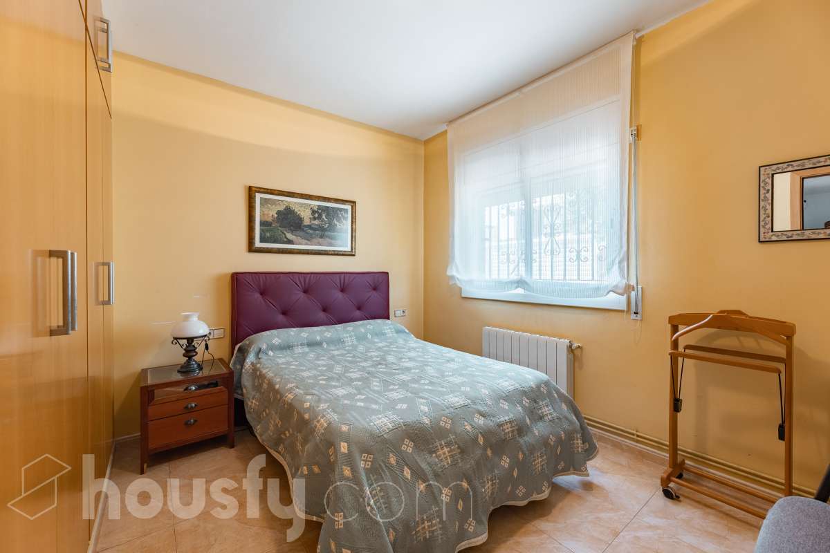 Housfy vende exclusiva propiedad en Calafell. Magnífica casa situada en la zona residencial de El Mas Mel, a pocos minutos del mar, en un entorno tranquilo y privilegiado. La vivienda cuenta con 5 dormitorios, 3 baños, cocina equipada y un amplio y luminoso salón-comedor. Destaca especialmente su espectacular suite principal, que dispone de vestidor, baño privado y acceso directo a una terraza con amplias vistas, creando un espacio privilegiado para disfrutar de la tranquilidad y el confort. Los espacios exteriores son uno de los grandes atractivos de esta propiedad. Dispone de amplio jardín privado, piscina, terraza, balcón y zona deportiva, ofreciendo diferentes ambientes para disfrutar del aire libre, relajarse junto a la piscina o compartir momentos con familiares y amigos. La vivienda está equipada con placas solares, aire acondicionado y calefacción, además de armarios empotrados, suelos de gres, lavadero y trastero. Cuenta también con 4 plazas de garaje. Una propiedad exclusiva que combina amplitud, privacidad, una espectacular suite y magníficos espacios exteriores, en una ubicación privilegiada de Calafell y cerca del mar. Contacta con Housfy y solicita tu visita. Zona y entorno El Mas Mel de Calafell es una zona residencial tranquila junto al mar, conocida por sus amplias zonas verdes y su buena ubicación en la Costa Daurada. Su proximidad a las playas y a los servicios de Calafell permite disfrutar tanto de la tranquilidad de la zona como de todas las comodidades del municipio. Aviso legal El precio de venta no incluye gastos de la compraventa como notaría, registro, impuestos, ni tampoco honorarios agencia. Esta publicación no es vinculante. Consulta siempre la nota simple con Housfy antes de formalizar la compraventa. Sobre nosotros Housfy es la plataforma integral de servicios inmobiliarios. Nuestra combinación de expertos y tecnología pone al alcance de todo el mundo servicios cómodos, claros y seguros. AICAT número: 7922. Nos encargamos de la gestión y asesoramiento de la compra. ¡Olvídate de todo! Hacemos los trámites por ti. Y, si además necesitas financiación, ponemos a tu disposición un bróker hipotecario para ayudarte a conseguir las mejores condiciones para tu perfil económico. ¿Quieres visitarla? Contacta con Housfy y agenda tu visita sin compromiso. Más información en: housfy.com-15