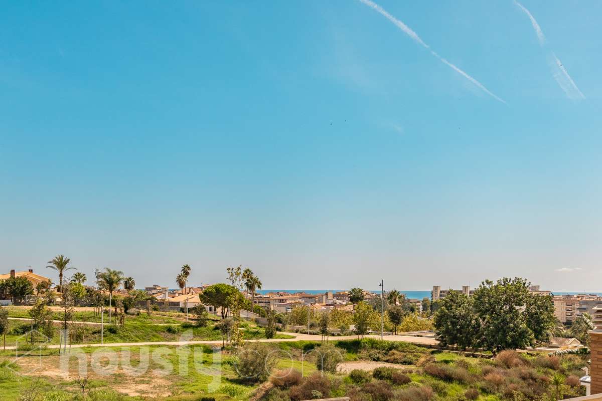 Housfy vende exclusiva propiedad en Calafell. Magnífica casa situada en la zona residencial de El Mas Mel, a pocos minutos del mar, en un entorno tranquilo y privilegiado. La vivienda cuenta con 5 dormitorios, 3 baños, cocina equipada y un amplio y luminoso salón-comedor. Destaca especialmente su espectacular suite principal, que dispone de vestidor, baño privado y acceso directo a una terraza con amplias vistas, creando un espacio privilegiado para disfrutar de la tranquilidad y el confort. Los espacios exteriores son uno de los grandes atractivos de esta propiedad. Dispone de amplio jardín privado, piscina, terraza, balcón y zona deportiva, ofreciendo diferentes ambientes para disfrutar del aire libre, relajarse junto a la piscina o compartir momentos con familiares y amigos. La vivienda está equipada con placas solares, aire acondicionado y calefacción, además de armarios empotrados, suelos de gres, lavadero y trastero. Cuenta también con 4 plazas de garaje. Una propiedad exclusiva que combina amplitud, privacidad, una espectacular suite y magníficos espacios exteriores, en una ubicación privilegiada de Calafell y cerca del mar. Contacta con Housfy y solicita tu visita. Zona y entorno El Mas Mel de Calafell es una zona residencial tranquila junto al mar, conocida por sus amplias zonas verdes y su buena ubicación en la Costa Daurada. Su proximidad a las playas y a los servicios de Calafell permite disfrutar tanto de la tranquilidad de la zona como de todas las comodidades del municipio. Aviso legal El precio de venta no incluye gastos de la compraventa como notaría, registro, impuestos, ni tampoco honorarios agencia. Esta publicación no es vinculante. Consulta siempre la nota simple con Housfy antes de formalizar la compraventa. Sobre nosotros Housfy es la plataforma integral de servicios inmobiliarios. Nuestra combinación de expertos y tecnología pone al alcance de todo el mundo servicios cómodos, claros y seguros. AICAT número: 7922. Nos encargamos de la gestión y asesoramiento de la compra. ¡Olvídate de todo! Hacemos los trámites por ti. Y, si además necesitas financiación, ponemos a tu disposición un bróker hipotecario para ayudarte a conseguir las mejores condiciones para tu perfil económico. ¿Quieres visitarla? Contacta con Housfy y agenda tu visita sin compromiso. Más información en: housfy.com-11