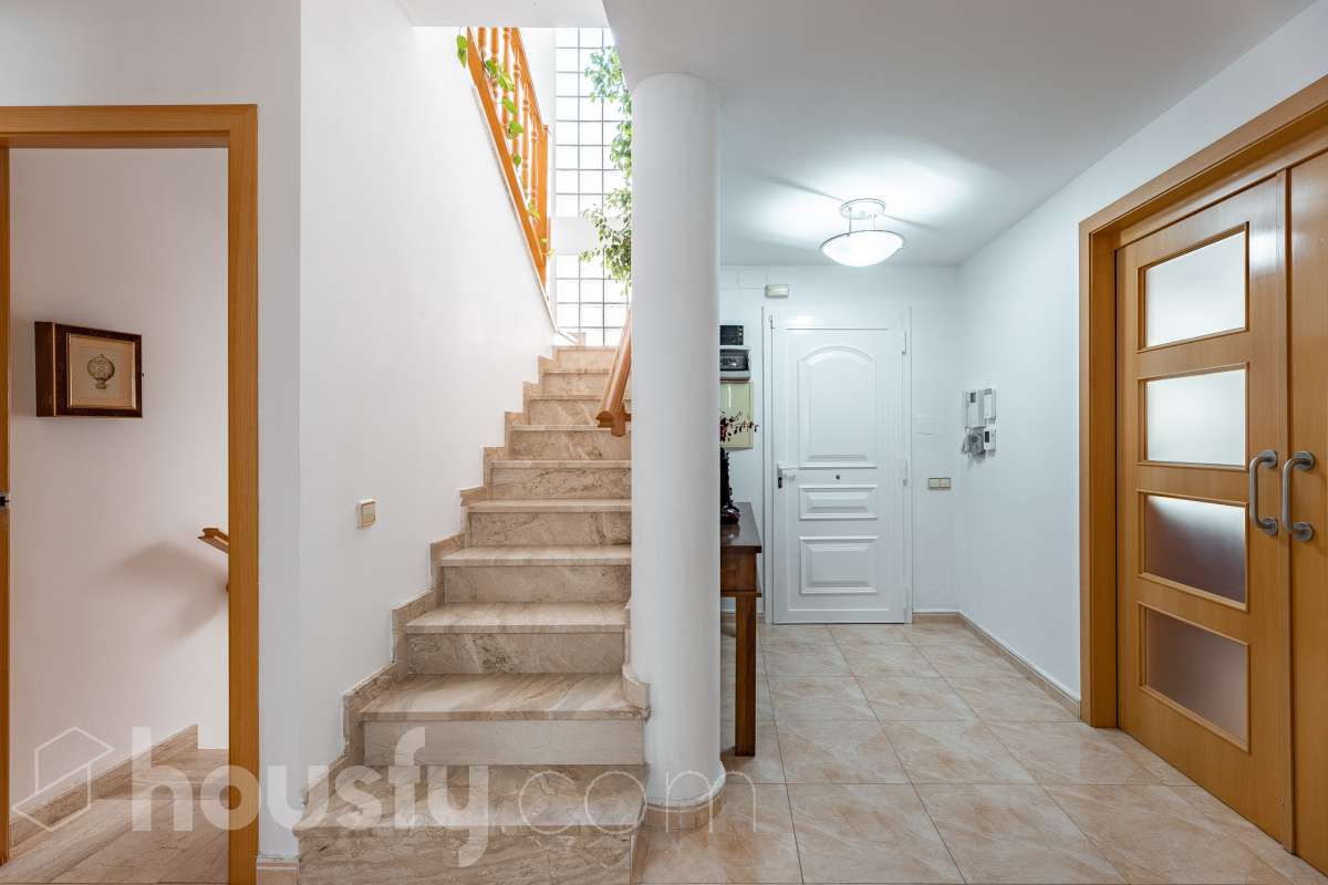 Housfy vende exclusiva propiedad en Calafell. Magnífica casa situada en la zona residencial de El Mas Mel, a pocos minutos del mar, en un entorno tranquilo y privilegiado. La vivienda cuenta con 5 dormitorios, 3 baños, cocina equipada y un amplio y luminoso salón-comedor. Destaca especialmente su espectacular suite principal, que dispone de vestidor, baño privado y acceso directo a una terraza con amplias vistas, creando un espacio privilegiado para disfrutar de la tranquilidad y el confort. Los espacios exteriores son uno de los grandes atractivos de esta propiedad. Dispone de amplio jardín privado, piscina, terraza, balcón y zona deportiva, ofreciendo diferentes ambientes para disfrutar del aire libre, relajarse junto a la piscina o compartir momentos con familiares y amigos. La vivienda está equipada con placas solares, aire acondicionado y calefacción, además de armarios empotrados, suelos de gres, lavadero y trastero. Cuenta también con 4 plazas de garaje. Una propiedad exclusiva que combina amplitud, privacidad, una espectacular suite y magníficos espacios exteriores, en una ubicación privilegiada de Calafell y cerca del mar. Contacta con Housfy y solicita tu visita. Zona y entorno El Mas Mel de Calafell es una zona residencial tranquila junto al mar, conocida por sus amplias zonas verdes y su buena ubicación en la Costa Daurada. Su proximidad a las playas y a los servicios de Calafell permite disfrutar tanto de la tranquilidad de la zona como de todas las comodidades del municipio. Aviso legal El precio de venta no incluye gastos de la compraventa como notaría, registro, impuestos, ni tampoco honorarios agencia. Esta publicación no es vinculante. Consulta siempre la nota simple con Housfy antes de formalizar la compraventa. Sobre nosotros Housfy es la plataforma integral de servicios inmobiliarios. Nuestra combinación de expertos y tecnología pone al alcance de todo el mundo servicios cómodos, claros y seguros. AICAT número: 7922. Nos encargamos de la gestión y asesoramiento de la compra. ¡Olvídate de todo! Hacemos los trámites por ti. Y, si además necesitas financiación, ponemos a tu disposición un bróker hipotecario para ayudarte a conseguir las mejores condiciones para tu perfil económico. ¿Quieres visitarla? Contacta con Housfy y agenda tu visita sin compromiso. Más información en: housfy.com-7
