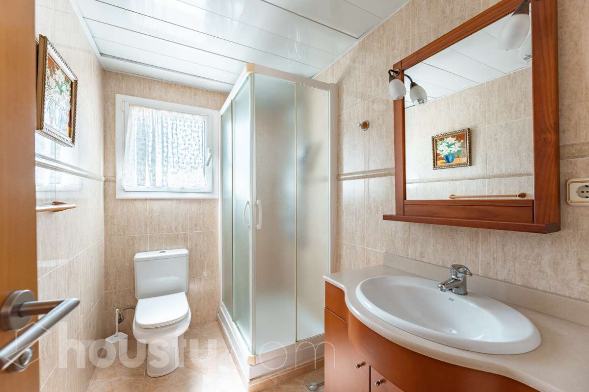 Housfy vende exclusiva propiedad en Calafell. Magnífica casa situada en la zona residencial de El Mas Mel, a pocos minutos del mar, en un entorno tranquilo y privilegiado. La vivienda cuenta con 5 dormitorios, 3 baños, cocina equipada y un amplio y luminoso salón-comedor. Destaca especialmente su espectacular suite principal, que dispone de vestidor, baño privado y acceso directo a una terraza con amplias vistas, creando un espacio privilegiado para disfrutar de la tranquilidad y el confort. Los espacios exteriores son uno de los grandes atractivos de esta propiedad. Dispone de amplio jardín privado, piscina, terraza, balcón y zona deportiva, ofreciendo diferentes ambientes para disfrutar del aire libre, relajarse junto a la piscina o compartir momentos con familiares y amigos. La vivienda está equipada con placas solares, aire acondicionado y calefacción, además de armarios empotrados, suelos de gres, lavadero y trastero. Cuenta también con 4 plazas de garaje. Una propiedad exclusiva que combina amplitud, privacidad, una espectacular suite y magníficos espacios exteriores, en una ubicación privilegiada de Calafell y cerca del mar. Contacta con Housfy y solicita tu visita. Zona y entorno El Mas Mel de Calafell es una zona residencial tranquila junto al mar, conocida por sus amplias zonas verdes y su buena ubicación en la Costa Daurada. Su proximidad a las playas y a los servicios de Calafell permite disfrutar tanto de la tranquilidad de la zona como de todas las comodidades del municipio. Aviso legal El precio de venta no incluye gastos de la compraventa como notaría, registro, impuestos, ni tampoco honorarios agencia. Esta publicación no es vinculante. Consulta siempre la nota simple con Housfy antes de formalizar la compraventa. Sobre nosotros Housfy es la plataforma integral de servicios inmobiliarios. Nuestra combinación de expertos y tecnología pone al alcance de todo el mundo servicios cómodos, claros y seguros. AICAT número: 7922. Nos encargamos de la gestión y asesoramiento de la compra. ¡Olvídate de todo! Hacemos los trámites por ti. Y, si además necesitas financiación, ponemos a tu disposición un bróker hipotecario para ayudarte a conseguir las mejores condiciones para tu perfil económico. ¿Quieres visitarla? Contacta con Housfy y agenda tu visita sin compromiso. Más información en: housfy.com-21
