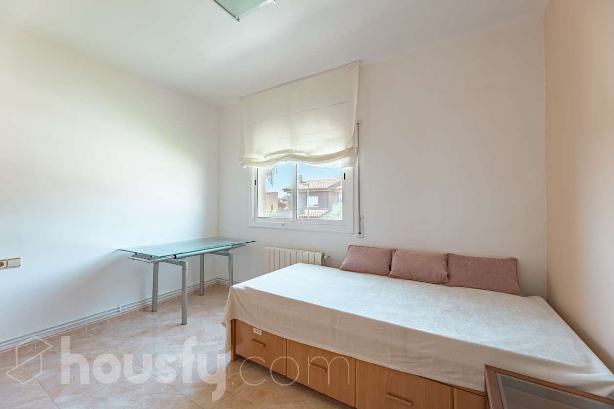 Housfy vende exclusiva propiedad en Calafell. Magnífica casa situada en la zona residencial de El Mas Mel, a pocos minutos del mar, en un entorno tranquilo y privilegiado. La vivienda cuenta con 5 dormitorios, 3 baños, cocina equipada y un amplio y luminoso salón-comedor. Destaca especialmente su espectacular suite principal, que dispone de vestidor, baño privado y acceso directo a una terraza con amplias vistas, creando un espacio privilegiado para disfrutar de la tranquilidad y el confort. Los espacios exteriores son uno de los grandes atractivos de esta propiedad. Dispone de amplio jardín privado, piscina, terraza, balcón y zona deportiva, ofreciendo diferentes ambientes para disfrutar del aire libre, relajarse junto a la piscina o compartir momentos con familiares y amigos. La vivienda está equipada con placas solares, aire acondicionado y calefacción, además de armarios empotrados, suelos de gres, lavadero y trastero. Cuenta también con 4 plazas de garaje. Una propiedad exclusiva que combina amplitud, privacidad, una espectacular suite y magníficos espacios exteriores, en una ubicación privilegiada de Calafell y cerca del mar. Contacta con Housfy y solicita tu visita. Zona y entorno El Mas Mel de Calafell es una zona residencial tranquila junto al mar, conocida por sus amplias zonas verdes y su buena ubicación en la Costa Daurada. Su proximidad a las playas y a los servicios de Calafell permite disfrutar tanto de la tranquilidad de la zona como de todas las comodidades del municipio. Aviso legal El precio de venta no incluye gastos de la compraventa como notaría, registro, impuestos, ni tampoco honorarios agencia. Esta publicación no es vinculante. Consulta siempre la nota simple con Housfy antes de formalizar la compraventa. Sobre nosotros Housfy es la plataforma integral de servicios inmobiliarios. Nuestra combinación de expertos y tecnología pone al alcance de todo el mundo servicios cómodos, claros y seguros. AICAT número: 7922. Nos encargamos de la gestión y asesoramiento de la compra. ¡Olvídate de todo! Hacemos los trámites por ti. Y, si además necesitas financiación, ponemos a tu disposición un bróker hipotecario para ayudarte a conseguir las mejores condiciones para tu perfil económico. ¿Quieres visitarla? Contacta con Housfy y agenda tu visita sin compromiso. Más información en: housfy.com-14