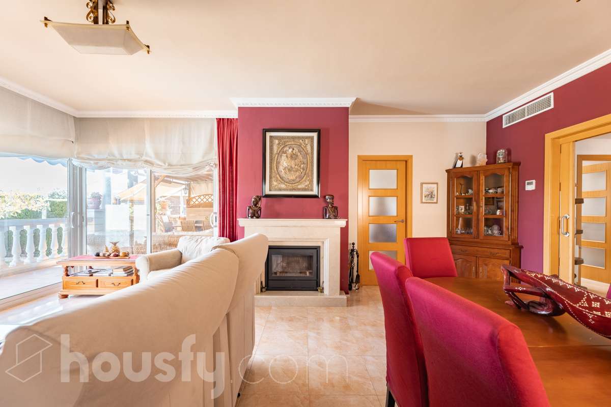 Housfy vende exclusiva propiedad en Calafell. Magnífica casa situada en la zona residencial de El Mas Mel, a pocos minutos del mar, en un entorno tranquilo y privilegiado. La vivienda cuenta con 5 dormitorios, 3 baños, cocina equipada y un amplio y luminoso salón-comedor. Destaca especialmente su espectacular suite principal, que dispone de vestidor, baño privado y acceso directo a una terraza con amplias vistas, creando un espacio privilegiado para disfrutar de la tranquilidad y el confort. Los espacios exteriores son uno de los grandes atractivos de esta propiedad. Dispone de amplio jardín privado, piscina, terraza, balcón y zona deportiva, ofreciendo diferentes ambientes para disfrutar del aire libre, relajarse junto a la piscina o compartir momentos con familiares y amigos. La vivienda está equipada con placas solares, aire acondicionado y calefacción, además de armarios empotrados, suelos de gres, lavadero y trastero. Cuenta también con 4 plazas de garaje. Una propiedad exclusiva que combina amplitud, privacidad, una espectacular suite y magníficos espacios exteriores, en una ubicación privilegiada de Calafell y cerca del mar. Contacta con Housfy y solicita tu visita. Zona y entorno El Mas Mel de Calafell es una zona residencial tranquila junto al mar, conocida por sus amplias zonas verdes y su buena ubicación en la Costa Daurada. Su proximidad a las playas y a los servicios de Calafell permite disfrutar tanto de la tranquilidad de la zona como de todas las comodidades del municipio. Aviso legal El precio de venta no incluye gastos de la compraventa como notaría, registro, impuestos, ni tampoco honorarios agencia. Esta publicación no es vinculante. Consulta siempre la nota simple con Housfy antes de formalizar la compraventa. Sobre nosotros Housfy es la plataforma integral de servicios inmobiliarios. Nuestra combinación de expertos y tecnología pone al alcance de todo el mundo servicios cómodos, claros y seguros. AICAT número: 7922. Nos encargamos de la gestión y asesoramiento de la compra. ¡Olvídate de todo! Hacemos los trámites por ti. Y, si además necesitas financiación, ponemos a tu disposición un bróker hipotecario para ayudarte a conseguir las mejores condiciones para tu perfil económico. ¿Quieres visitarla? Contacta con Housfy y agenda tu visita sin compromiso. Más información en: housfy.com-9