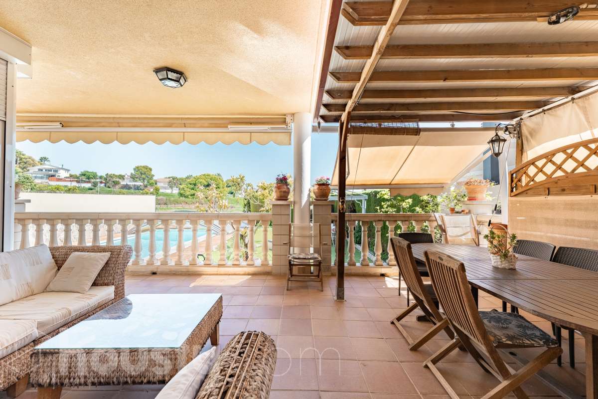 Housfy vende exclusiva propiedad en Calafell. Magnífica casa situada en la zona residencial de El Mas Mel, a pocos minutos del mar, en un entorno tranquilo y privilegiado. La vivienda cuenta con 5 dormitorios, 3 baños, cocina equipada y un amplio y luminoso salón-comedor. Destaca especialmente su espectacular suite principal, que dispone de vestidor, baño privado y acceso directo a una terraza con amplias vistas, creando un espacio privilegiado para disfrutar de la tranquilidad y el confort. Los espacios exteriores son uno de los grandes atractivos de esta propiedad. Dispone de amplio jardín privado, piscina, terraza, balcón y zona deportiva, ofreciendo diferentes ambientes para disfrutar del aire libre, relajarse junto a la piscina o compartir momentos con familiares y amigos. La vivienda está equipada con placas solares, aire acondicionado y calefacción, además de armarios empotrados, suelos de gres, lavadero y trastero. Cuenta también con 4 plazas de garaje. Una propiedad exclusiva que combina amplitud, privacidad, una espectacular suite y magníficos espacios exteriores, en una ubicación privilegiada de Calafell y cerca del mar. Contacta con Housfy y solicita tu visita. Zona y entorno El Mas Mel de Calafell es una zona residencial tranquila junto al mar, conocida por sus amplias zonas verdes y su buena ubicación en la Costa Daurada. Su proximidad a las playas y a los servicios de Calafell permite disfrutar tanto de la tranquilidad de la zona como de todas las comodidades del municipio. Aviso legal El precio de venta no incluye gastos de la compraventa como notaría, registro, impuestos, ni tampoco honorarios agencia. Esta publicación no es vinculante. Consulta siempre la nota simple con Housfy antes de formalizar la compraventa. Sobre nosotros Housfy es la plataforma integral de servicios inmobiliarios. Nuestra combinación de expertos y tecnología pone al alcance de todo el mundo servicios cómodos, claros y seguros. AICAT número: 7922. Nos encargamos de la gestión y asesoramiento de la compra. ¡Olvídate de todo! Hacemos los trámites por ti. Y, si además necesitas financiación, ponemos a tu disposición un bróker hipotecario para ayudarte a conseguir las mejores condiciones para tu perfil económico. ¿Quieres visitarla? Contacta con Housfy y agenda tu visita sin compromiso. Más información en: housfy.com-3