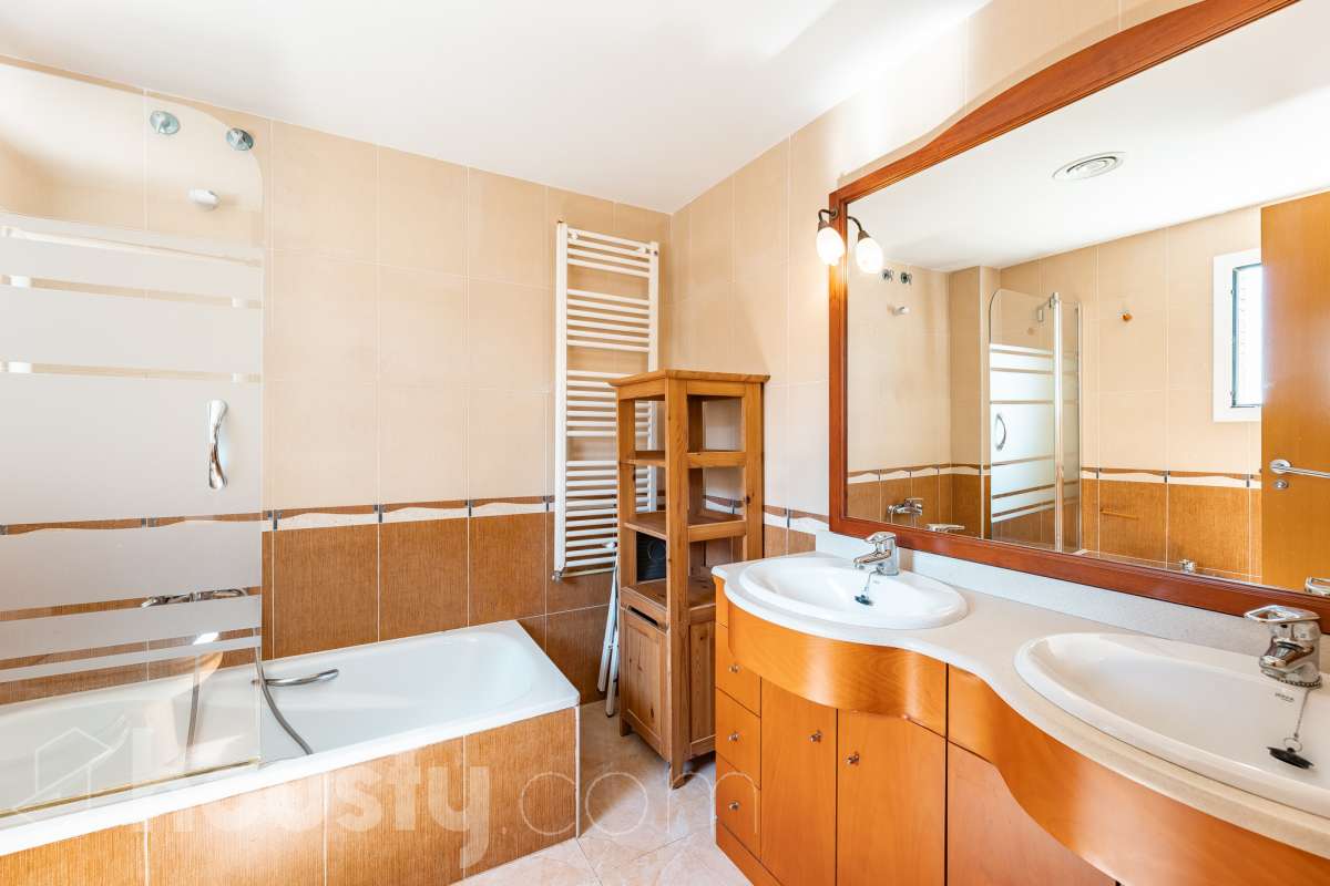 Housfy vende exclusiva propiedad en Calafell. Magnífica casa situada en la zona residencial de El Mas Mel, a pocos minutos del mar, en un entorno tranquilo y privilegiado. La vivienda cuenta con 5 dormitorios, 3 baños, cocina equipada y un amplio y luminoso salón-comedor. Destaca especialmente su espectacular suite principal, que dispone de vestidor, baño privado y acceso directo a una terraza con amplias vistas, creando un espacio privilegiado para disfrutar de la tranquilidad y el confort. Los espacios exteriores son uno de los grandes atractivos de esta propiedad. Dispone de amplio jardín privado, piscina, terraza, balcón y zona deportiva, ofreciendo diferentes ambientes para disfrutar del aire libre, relajarse junto a la piscina o compartir momentos con familiares y amigos. La vivienda está equipada con placas solares, aire acondicionado y calefacción, además de armarios empotrados, suelos de gres, lavadero y trastero. Cuenta también con 4 plazas de garaje. Una propiedad exclusiva que combina amplitud, privacidad, una espectacular suite y magníficos espacios exteriores, en una ubicación privilegiada de Calafell y cerca del mar. Contacta con Housfy y solicita tu visita. Zona y entorno El Mas Mel de Calafell es una zona residencial tranquila junto al mar, conocida por sus amplias zonas verdes y su buena ubicación en la Costa Daurada. Su proximidad a las playas y a los servicios de Calafell permite disfrutar tanto de la tranquilidad de la zona como de todas las comodidades del municipio. Aviso legal El precio de venta no incluye gastos de la compraventa como notaría, registro, impuestos, ni tampoco honorarios agencia. Esta publicación no es vinculante. Consulta siempre la nota simple con Housfy antes de formalizar la compraventa. Sobre nosotros Housfy es la plataforma integral de servicios inmobiliarios. Nuestra combinación de expertos y tecnología pone al alcance de todo el mundo servicios cómodos, claros y seguros. AICAT número: 7922. Nos encargamos de la gestión y asesoramiento de la compra. ¡Olvídate de todo! Hacemos los trámites por ti. Y, si además necesitas financiación, ponemos a tu disposición un bróker hipotecario para ayudarte a conseguir las mejores condiciones para tu perfil económico. ¿Quieres visitarla? Contacta con Housfy y agenda tu visita sin compromiso. Más información en: housfy.com-20