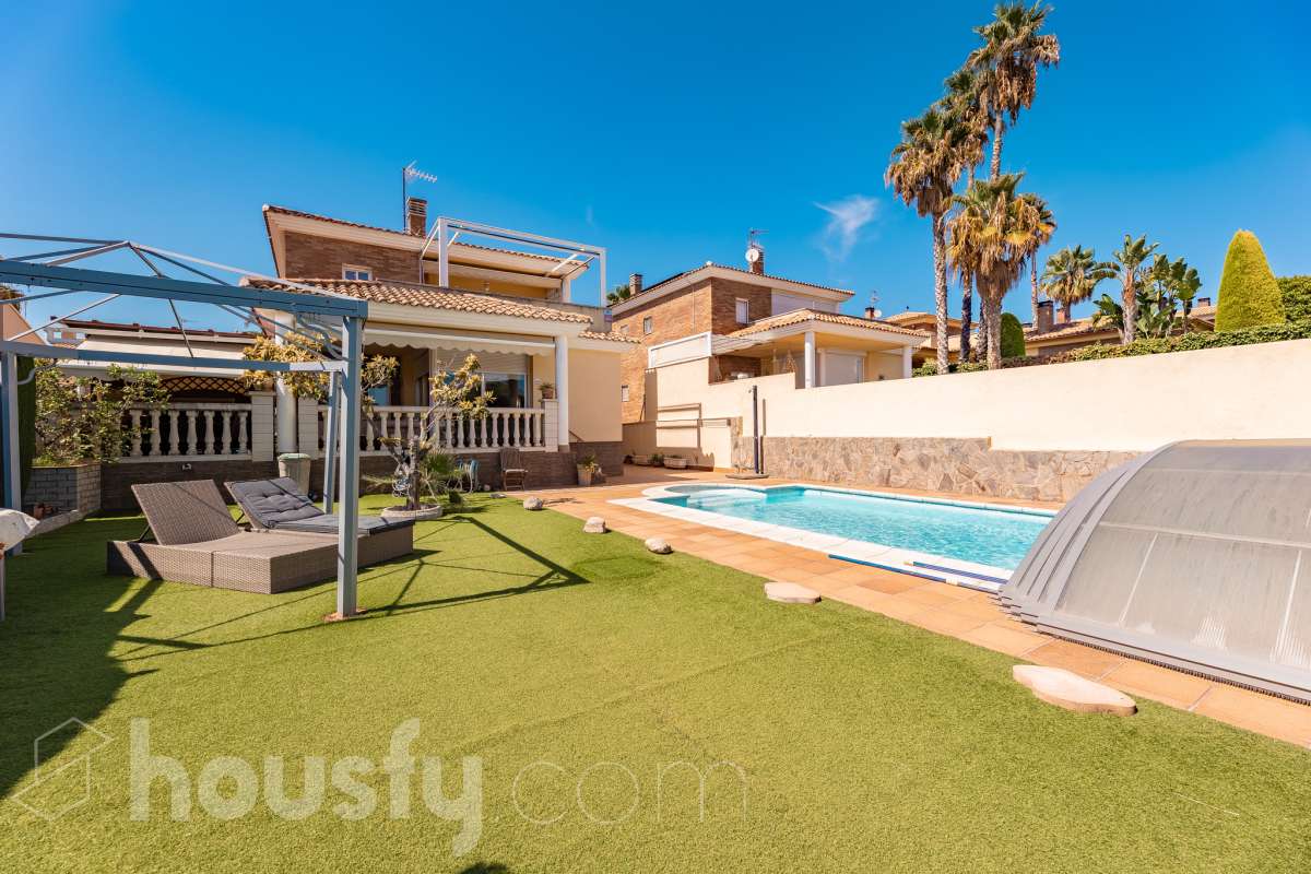 Housfy vende exclusiva propiedad en Calafell. Magnífica casa situada en la zona residencial de El Mas Mel, a pocos minutos del mar, en un entorno tranquilo y privilegiado. La vivienda cuenta con 5 dormitorios, 3 baños, cocina equipada y un amplio y luminoso salón-comedor. Destaca especialmente su espectacular suite principal, que dispone de vestidor, baño privado y acceso directo a una terraza con amplias vistas, creando un espacio privilegiado para disfrutar de la tranquilidad y el confort. Los espacios exteriores son uno de los grandes atractivos de esta propiedad. Dispone de amplio jardín privado, piscina, terraza, balcón y zona deportiva, ofreciendo diferentes ambientes para disfrutar del aire libre, relajarse junto a la piscina o compartir momentos con familiares y amigos. La vivienda está equipada con placas solares, aire acondicionado y calefacción, además de armarios empotrados, suelos de gres, lavadero y trastero. Cuenta también con 4 plazas de garaje. Una propiedad exclusiva que combina amplitud, privacidad, una espectacular suite y magníficos espacios exteriores, en una ubicación privilegiada de Calafell y cerca del mar. Contacta con Housfy y solicita tu visita. Zona y entorno El Mas Mel de Calafell es una zona residencial tranquila junto al mar, conocida por sus amplias zonas verdes y su buena ubicación en la Costa Daurada. Su proximidad a las playas y a los servicios de Calafell permite disfrutar tanto de la tranquilidad de la zona como de todas las comodidades del municipio. Aviso legal El precio de venta no incluye gastos de la compraventa como notaría, registro, impuestos, ni tampoco honorarios agencia. Esta publicación no es vinculante. Consulta siempre la nota simple con Housfy antes de formalizar la compraventa. Sobre nosotros Housfy es la plataforma integral de servicios inmobiliarios. Nuestra combinación de expertos y tecnología pone al alcance de todo el mundo servicios cómodos, claros y seguros. AICAT número: 7922. Nos encargamos de la gestión y asesoramiento de la compra. ¡Olvídate de todo! Hacemos los trámites por ti. Y, si además necesitas financiación, ponemos a tu disposición un bróker hipotecario para ayudarte a conseguir las mejores condiciones para tu perfil económico. ¿Quieres visitarla? Contacta con Housfy y agenda tu visita sin compromiso. Más información en: housfy.com-28