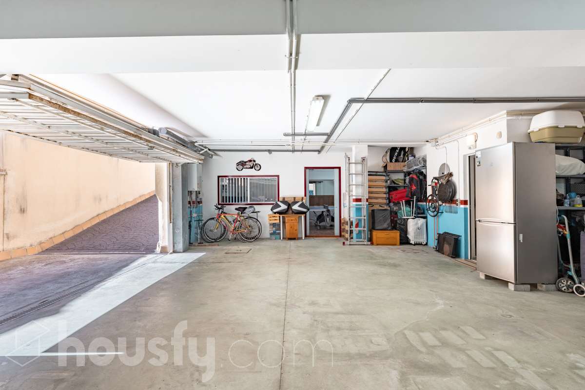 Housfy vende exclusiva propiedad en Calafell. Magnífica casa situada en la zona residencial de El Mas Mel, a pocos minutos del mar, en un entorno tranquilo y privilegiado. La vivienda cuenta con 5 dormitorios, 3 baños, cocina equipada y un amplio y luminoso salón-comedor. Destaca especialmente su espectacular suite principal, que dispone de vestidor, baño privado y acceso directo a una terraza con amplias vistas, creando un espacio privilegiado para disfrutar de la tranquilidad y el confort. Los espacios exteriores son uno de los grandes atractivos de esta propiedad. Dispone de amplio jardín privado, piscina, terraza, balcón y zona deportiva, ofreciendo diferentes ambientes para disfrutar del aire libre, relajarse junto a la piscina o compartir momentos con familiares y amigos. La vivienda está equipada con placas solares, aire acondicionado y calefacción, además de armarios empotrados, suelos de gres, lavadero y trastero. Cuenta también con 4 plazas de garaje. Una propiedad exclusiva que combina amplitud, privacidad, una espectacular suite y magníficos espacios exteriores, en una ubicación privilegiada de Calafell y cerca del mar. Contacta con Housfy y solicita tu visita. Zona y entorno El Mas Mel de Calafell es una zona residencial tranquila junto al mar, conocida por sus amplias zonas verdes y su buena ubicación en la Costa Daurada. Su proximidad a las playas y a los servicios de Calafell permite disfrutar tanto de la tranquilidad de la zona como de todas las comodidades del municipio. Aviso legal El precio de venta no incluye gastos de la compraventa como notaría, registro, impuestos, ni tampoco honorarios agencia. Esta publicación no es vinculante. Consulta siempre la nota simple con Housfy antes de formalizar la compraventa. Sobre nosotros Housfy es la plataforma integral de servicios inmobiliarios. Nuestra combinación de expertos y tecnología pone al alcance de todo el mundo servicios cómodos, claros y seguros. AICAT número: 7922. Nos encargamos de la gestión y asesoramiento de la compra. ¡Olvídate de todo! Hacemos los trámites por ti. Y, si además necesitas financiación, ponemos a tu disposición un bróker hipotecario para ayudarte a conseguir las mejores condiciones para tu perfil económico. ¿Quieres visitarla? Contacta con Housfy y agenda tu visita sin compromiso. Más información en: housfy.com-26