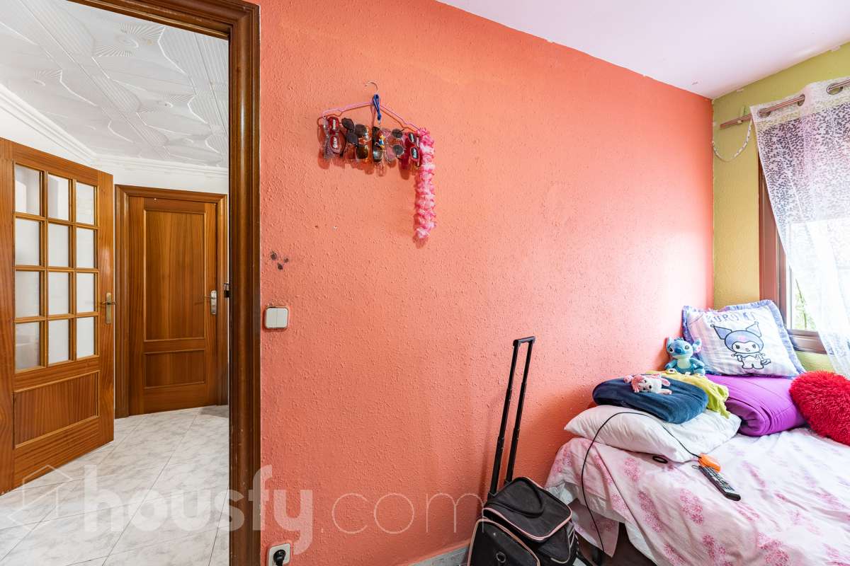 Housfy vende 🏡 luminoso piso ubicado en L'Hospitalet de Llobregat, el cuál consta de 47m2 útiles (verificados con la Dirección General de Catastro). Construido en el año: 1967. Actualmente la vivienda esta alquilada hasta octubre del año 2027, obteniendo una renta de 750€ al mes. Distribución de estancias -Salón-comedor -3 Dormitorios -1 Baño -Cocina equipada Características específicas -Cédula de habitabilidad Zona y entorno Respecto a la ubicación, se sitúa en L'Hospitalet de Llobregat, municipio de Barcelona. Esta propiedad se encuentra cerca de transporte público, colegios, supermercados y farmacias. Aviso legal El precio de venta no incluye gastos de la compraventa como notaría, registro, impuestos, ni tampoco honorarios agencia. Esta publicación no es vinculante. Consulta siempre la nota simple con Housfy antes de formalizar la compraventa. Sobre nosotros Housfy es la plataforma integral de servicios inmobiliarios. Nuestra combinación de expertos y tecnología pone al alcance de todo el mundo servicios cómodos, claros y seguros. AICAT número: 7922. Nos encargamos de la gestión y asesoramiento de la compra. ¡Olvídate de todo! Hacemos los trámites por ti. Y, si además necesitas financiación, ponemos a tu disposición un bróker hipotecario para ayudarte a conseguir las mejores condiciones para tu perfil económico. ¿Quieres visitarla? Contacta con Housfy y agenda tu visita sin compromiso. Más información en: housfy.com En cumplimiento de la Ley 8/2026 en Cataluña, el certificado de presencia o ausencia de amianto se encuentra en proceso de tramitación.-14