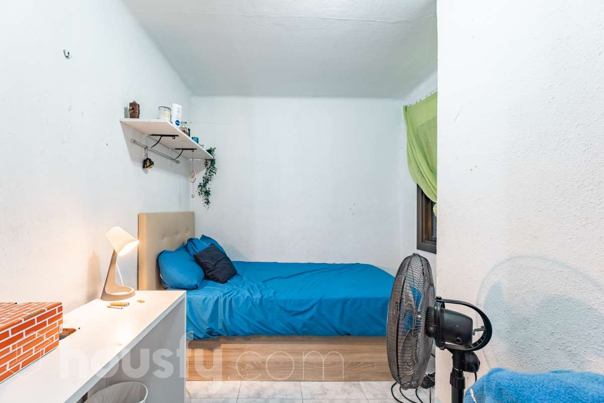Housfy vende 🏡 luminoso piso ubicado en L'Hospitalet de Llobregat, el cuál consta de 47m2 útiles (verificados con la Dirección General de Catastro). Construido en el año: 1967. Actualmente la vivienda esta alquilada hasta octubre del año 2027, obteniendo una renta de 750€ al mes. Distribución de estancias -Salón-comedor -3 Dormitorios -1 Baño -Cocina equipada Características específicas -Cédula de habitabilidad Zona y entorno Respecto a la ubicación, se sitúa en L'Hospitalet de Llobregat, municipio de Barcelona. Esta propiedad se encuentra cerca de transporte público, colegios, supermercados y farmacias. Aviso legal El precio de venta no incluye gastos de la compraventa como notaría, registro, impuestos, ni tampoco honorarios agencia. Esta publicación no es vinculante. Consulta siempre la nota simple con Housfy antes de formalizar la compraventa. Sobre nosotros Housfy es la plataforma integral de servicios inmobiliarios. Nuestra combinación de expertos y tecnología pone al alcance de todo el mundo servicios cómodos, claros y seguros. AICAT número: 7922. Nos encargamos de la gestión y asesoramiento de la compra. ¡Olvídate de todo! Hacemos los trámites por ti. Y, si además necesitas financiación, ponemos a tu disposición un bróker hipotecario para ayudarte a conseguir las mejores condiciones para tu perfil económico. ¿Quieres visitarla? Contacta con Housfy y agenda tu visita sin compromiso. Más información en: housfy.com En cumplimiento de la Ley 8/2026 en Cataluña, el certificado de presencia o ausencia de amianto se encuentra en proceso de tramitación.-16